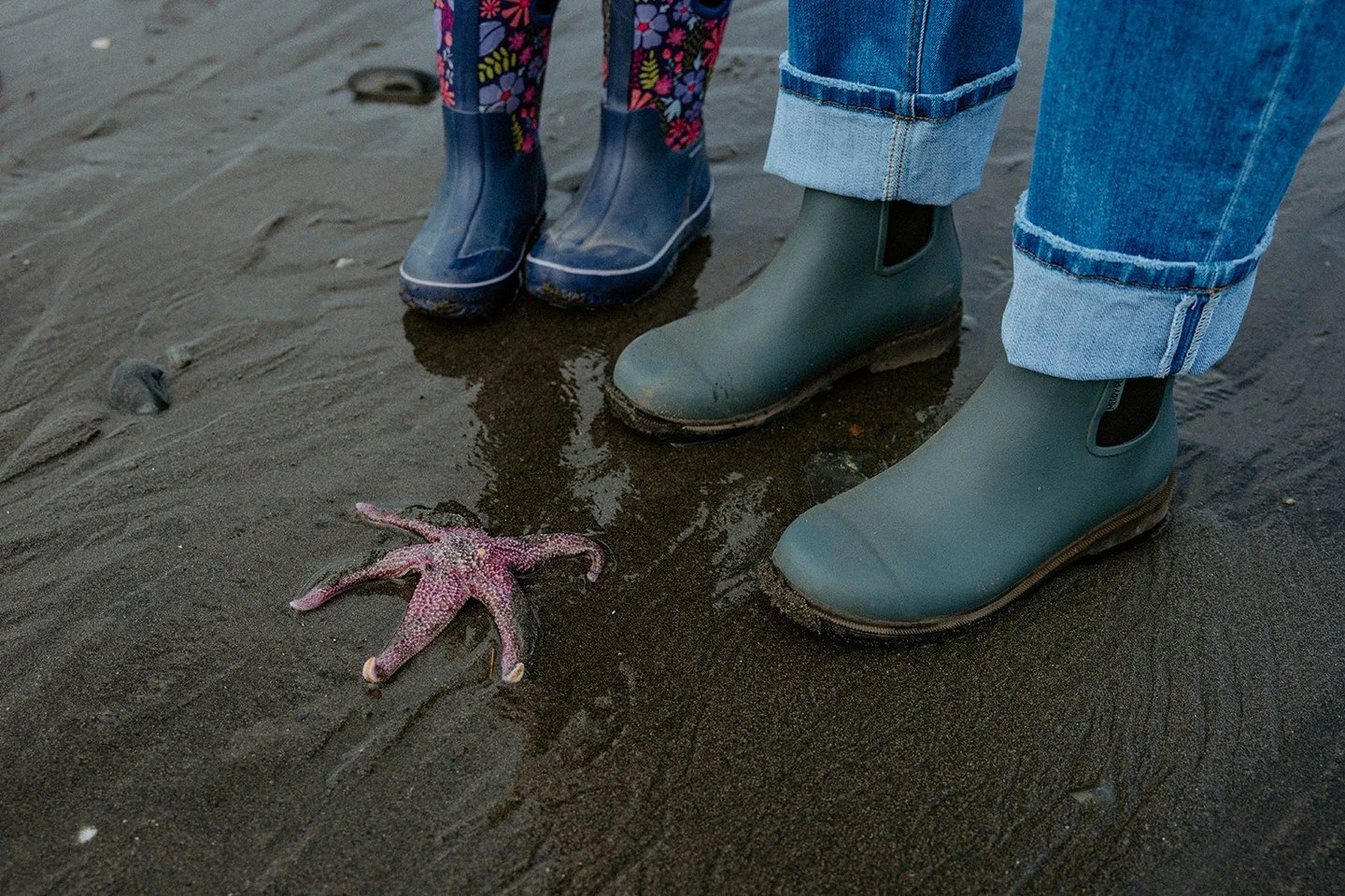 If your weekend plans don&rsquo;t involve tidepools, boots, and a beach walk&hellip; this is your sign. 😉 Stay close, stay local, stay at Lakeshore.

#HomerAlaska #LakeshoreLodging