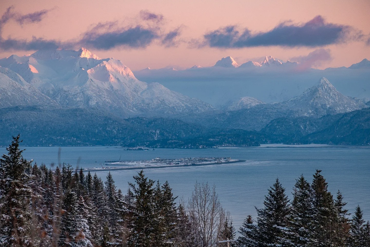 Is it just us, or are we already dreaming of snowy days in Homer? ❄️✨
They&rsquo;re just around the corner&hellip; and honestly, there&rsquo;s nothing like watching the snow fall over the beach. Perfect time to start thinking about that winter stayca