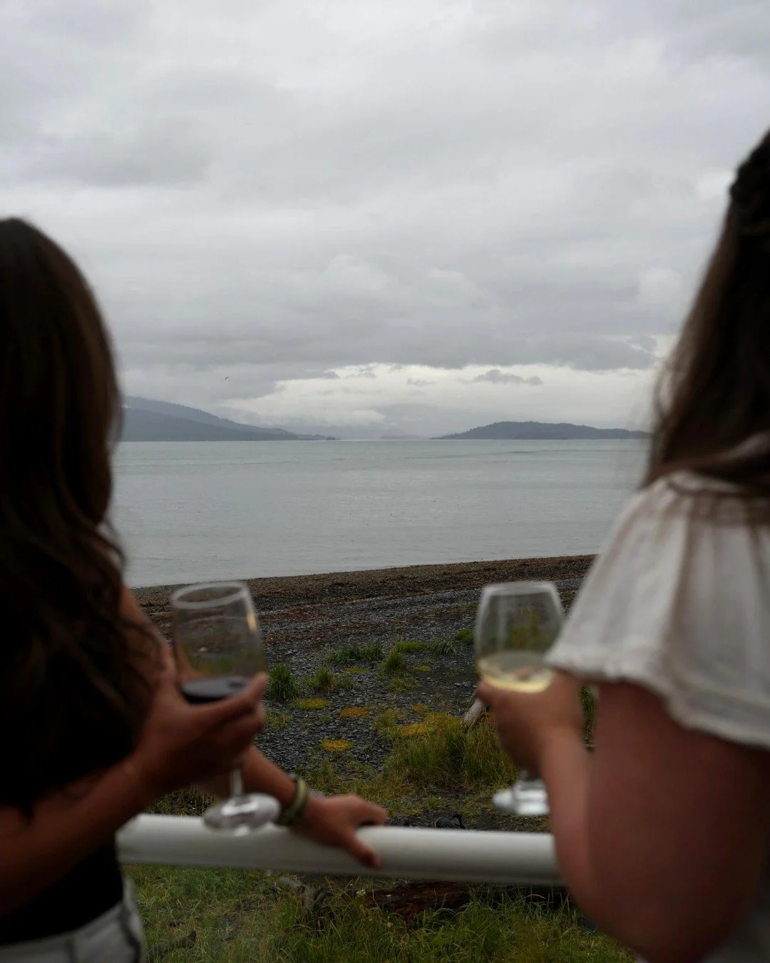 &rsquo;Tis the season for visitors, full houses, and running low on patience.
Pro tip from one Alaskan to another: book your own escape at Lakeshore, or let them stay here so you can keep your sanity (and your kitchen clean).

#staycationseason #inla