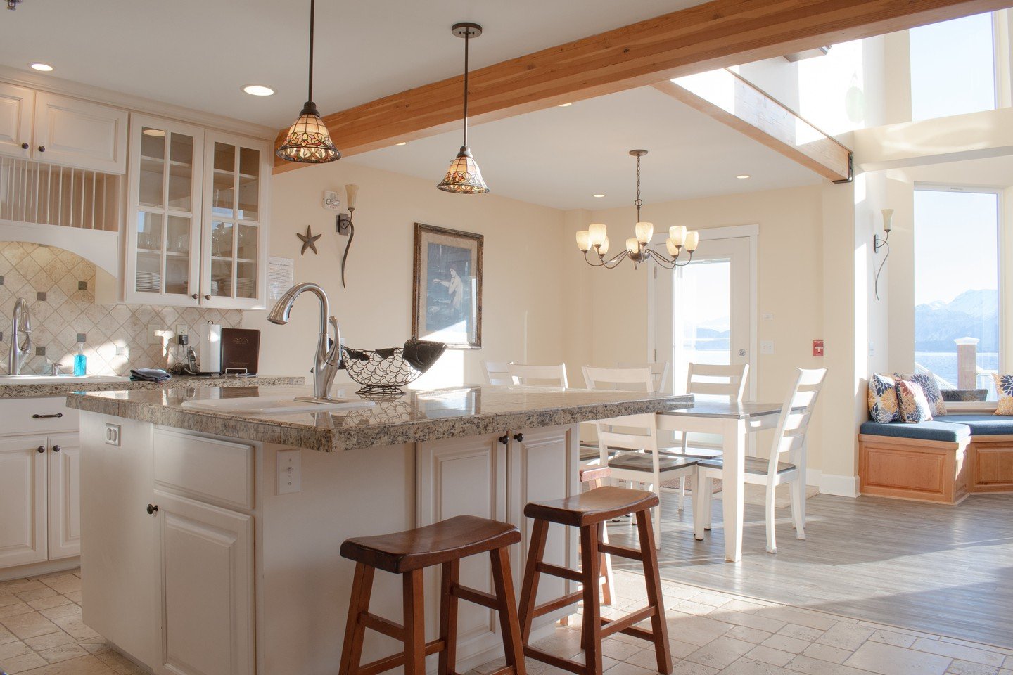 Hoping to see your family this holiday season&hellip;
but not hoping to clean your kitchen for the 47th time?
Send them here. We&rsquo;ve got the views and the counter space.

#holidayhostingsos #lakeshorelodging #homeralaska