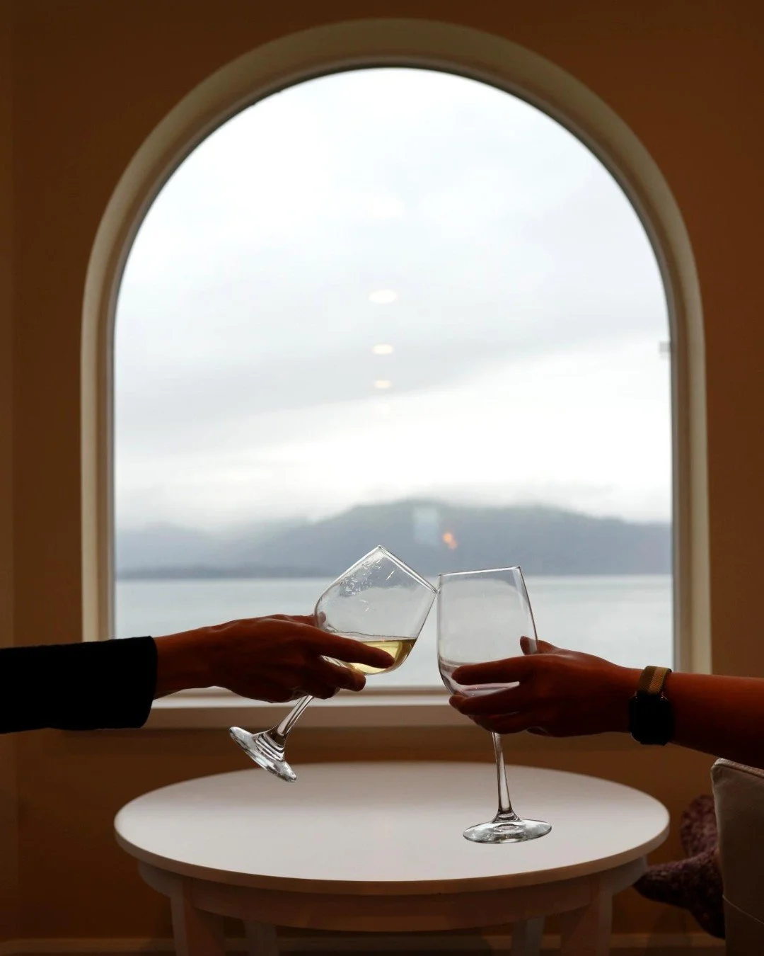 Holiday survival tip: when the house gets too loud, the laundry never stops, and your patience is on thin ice&hellip;

Escape to Lakeshore and let the only clinking you hear be your wine glasses.

#holidayhostingsos #lakeshorelodging #cheersfromhomer