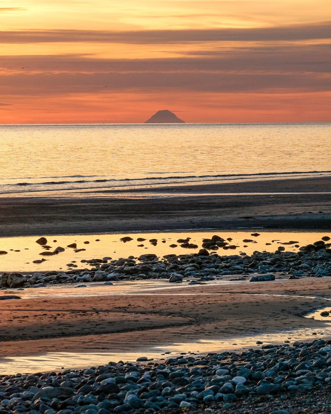 There&rsquo;s a quiet kind of beauty to Homer.
Soft light, open water, and space to slow your thoughts.

This is the season for taking it all in.

#HomerAlaska #WinterInHomer #LakeshoreHomer