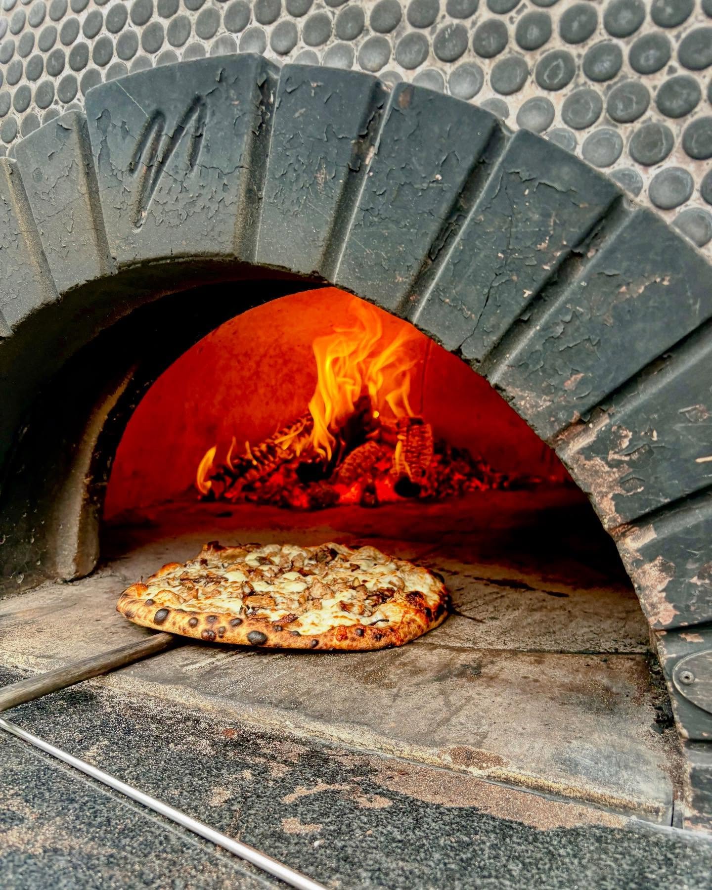 🔥🍕🔥 Dinner plans are covered! We’re firin’ up pizzas at @bangbrewing from 3–8 pm so grab a beer, find some sun, and hang out with us.