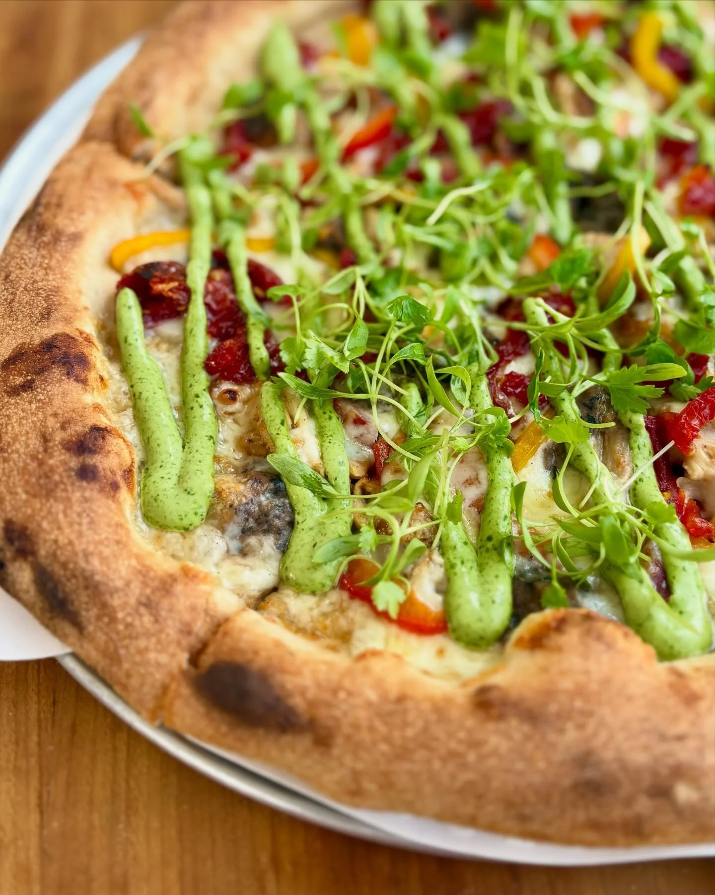 Take it easy today&mdash;grab a pizza and enjoy the warm October sunshine! Open 3&ndash;7 pm at @bangbrewing.

Our latest pie👇
🌞🫘🌿North by Southwest: chipotle chicken, black bean pur&eacute;e, peppers, sun dried tomato, mozzarella, cilantro crema