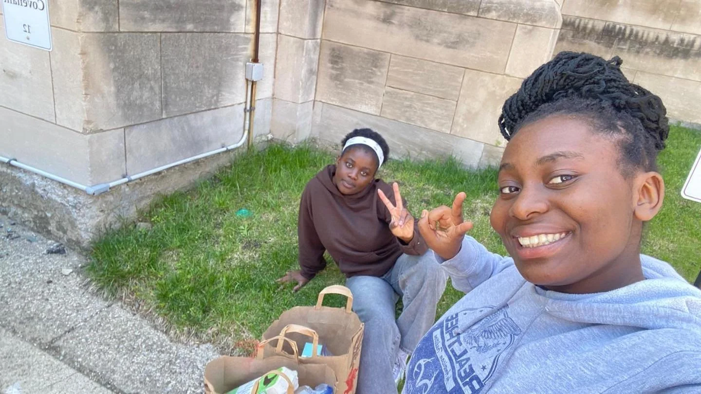 Yvette and Gira! Happy summer. 🩷✌️&hearts;️