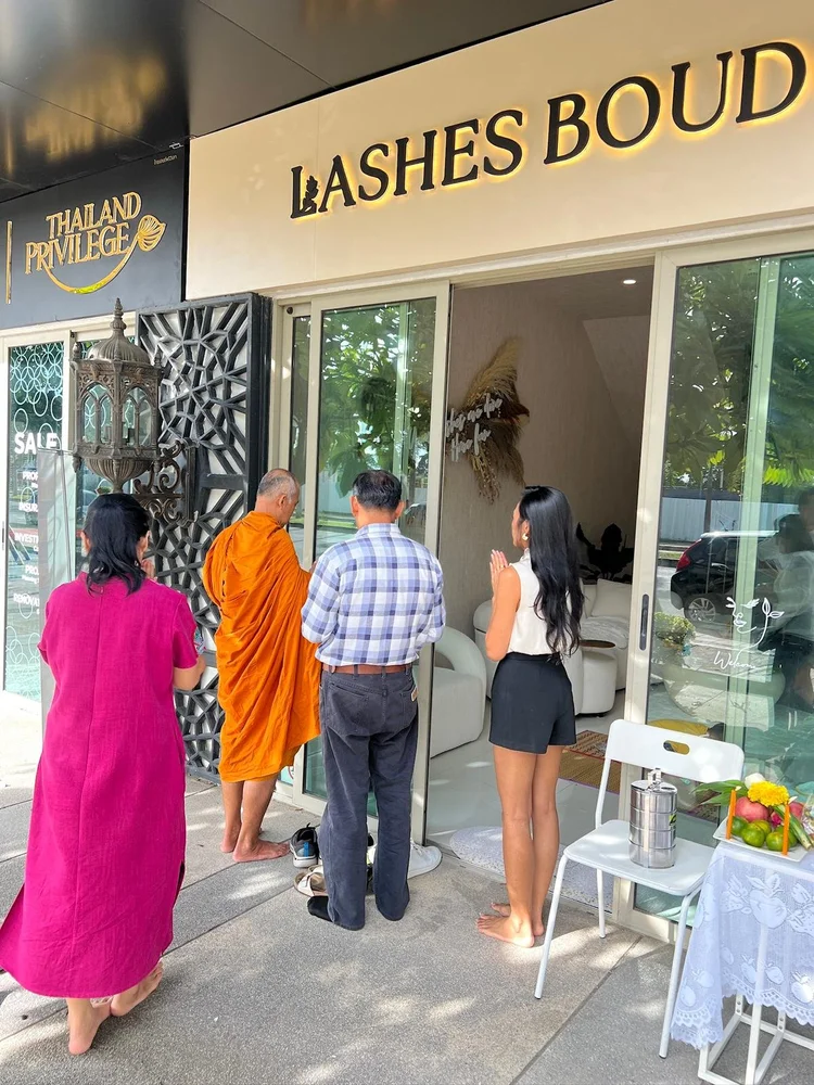 พระสงฆ์และแขกที่หน้าประตู Lashes Boudoir สาขา Jomtien ในพิธีทำบุญตามประเพณีไทย