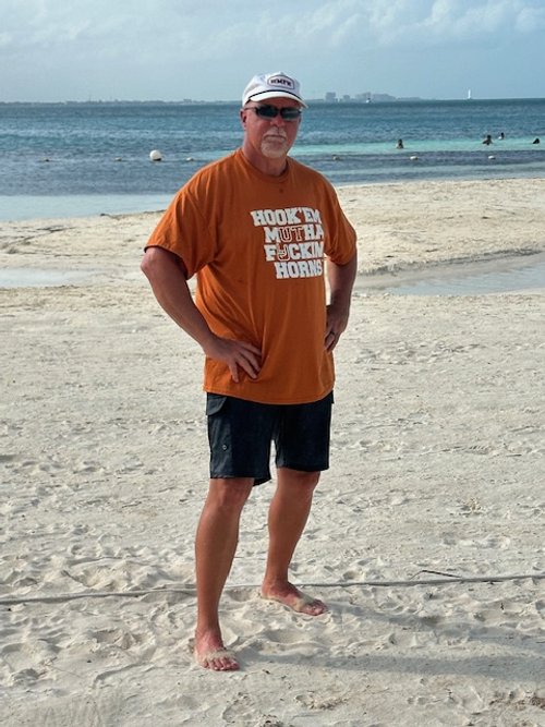 Hook'Em Tee