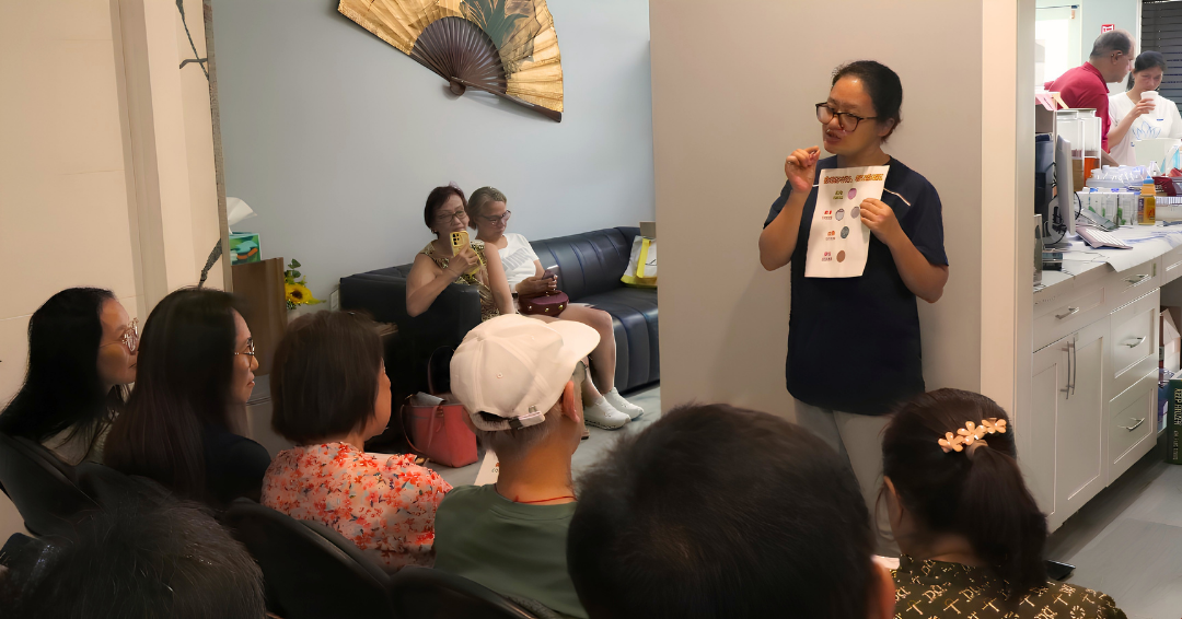 Yanmin teaches guests about tongue diagnosis and explains what different tongue signs may reveal about the body.