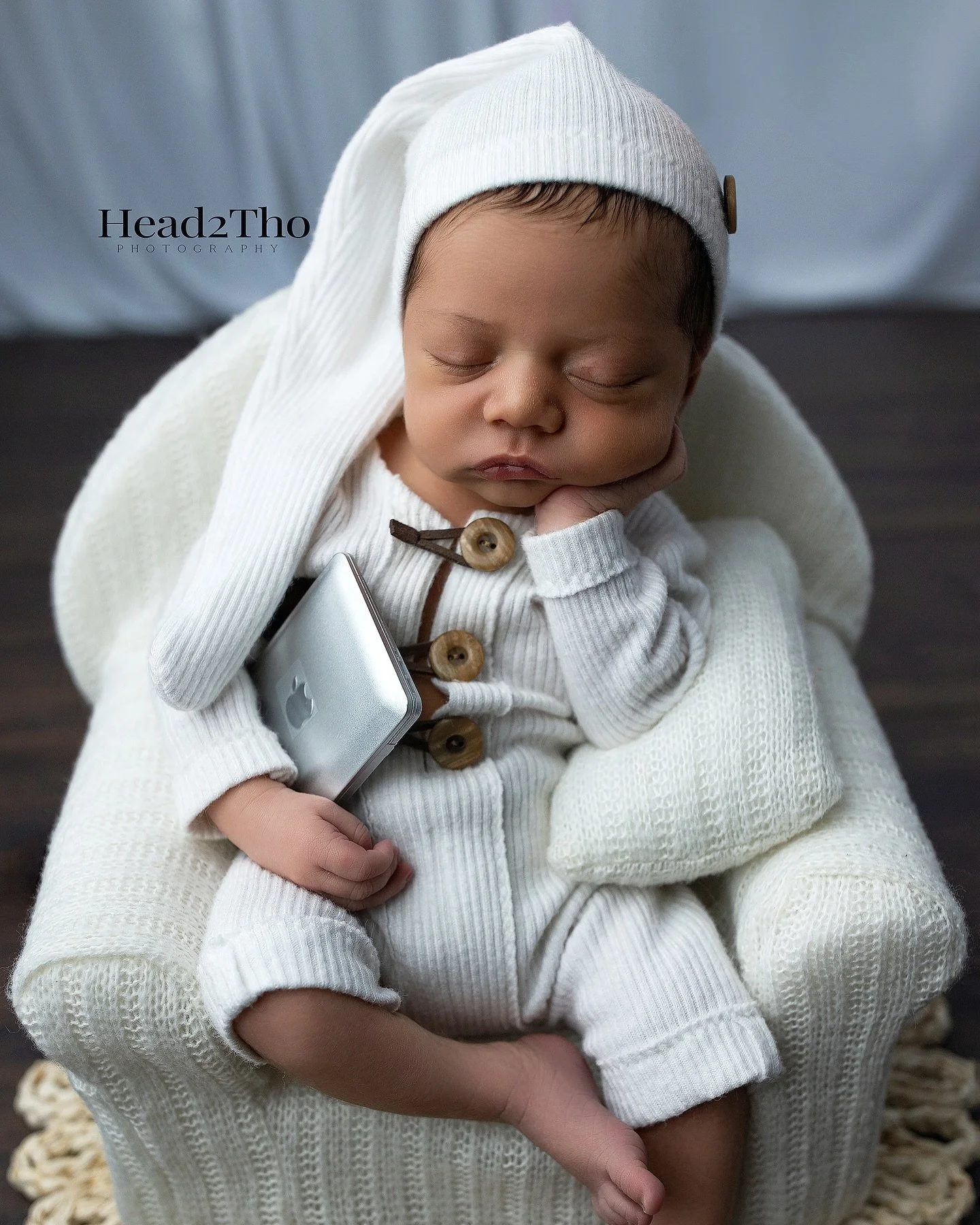 Shhhh&hellip; baby is napping! Finally a moment to myself to catch up on &hellip; absolutely nothing. 😴💤🛌🥱😪
.
Head2tho Photography is a maternity, newborn and mommy and me photographer serving the greater Riverside, Menifee, Murruieta, Temecula 