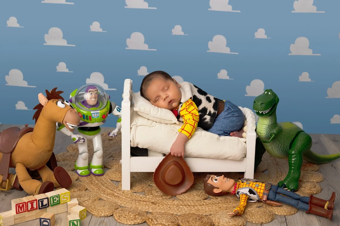 It&rsquo;s the hat for me. This was such a fun shoot. Thank you to mama @enchantedrita for her fun vision and allowing me to capture Mile&rsquo;s fun newborn shoot. 💕
.
Head2tho Photography is a maternity, newborn and mommy and me photographer servi