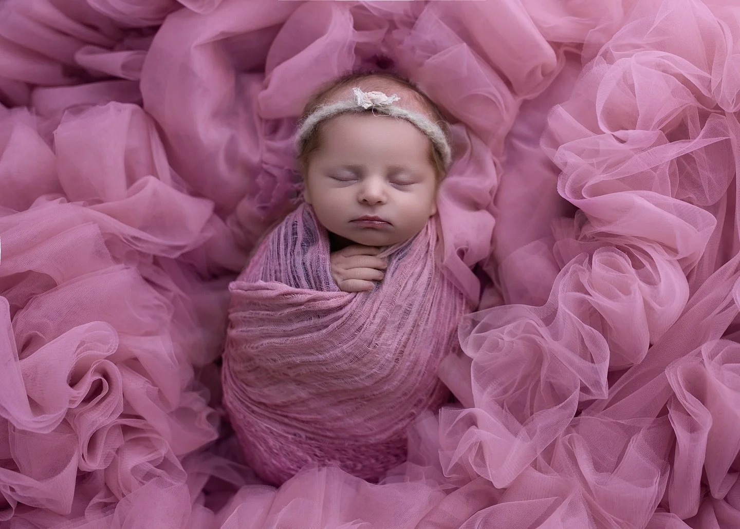 &ldquo;🌟 Don&rsquo;t let those first fleeting moments slip away! 📸✨ Secure your newborn session now and capture those tiny toes and sweet snuggles within the first 15 days of your baby&rsquo;s arrival. 🍼💖 Reserve your spot to ensure every delicat