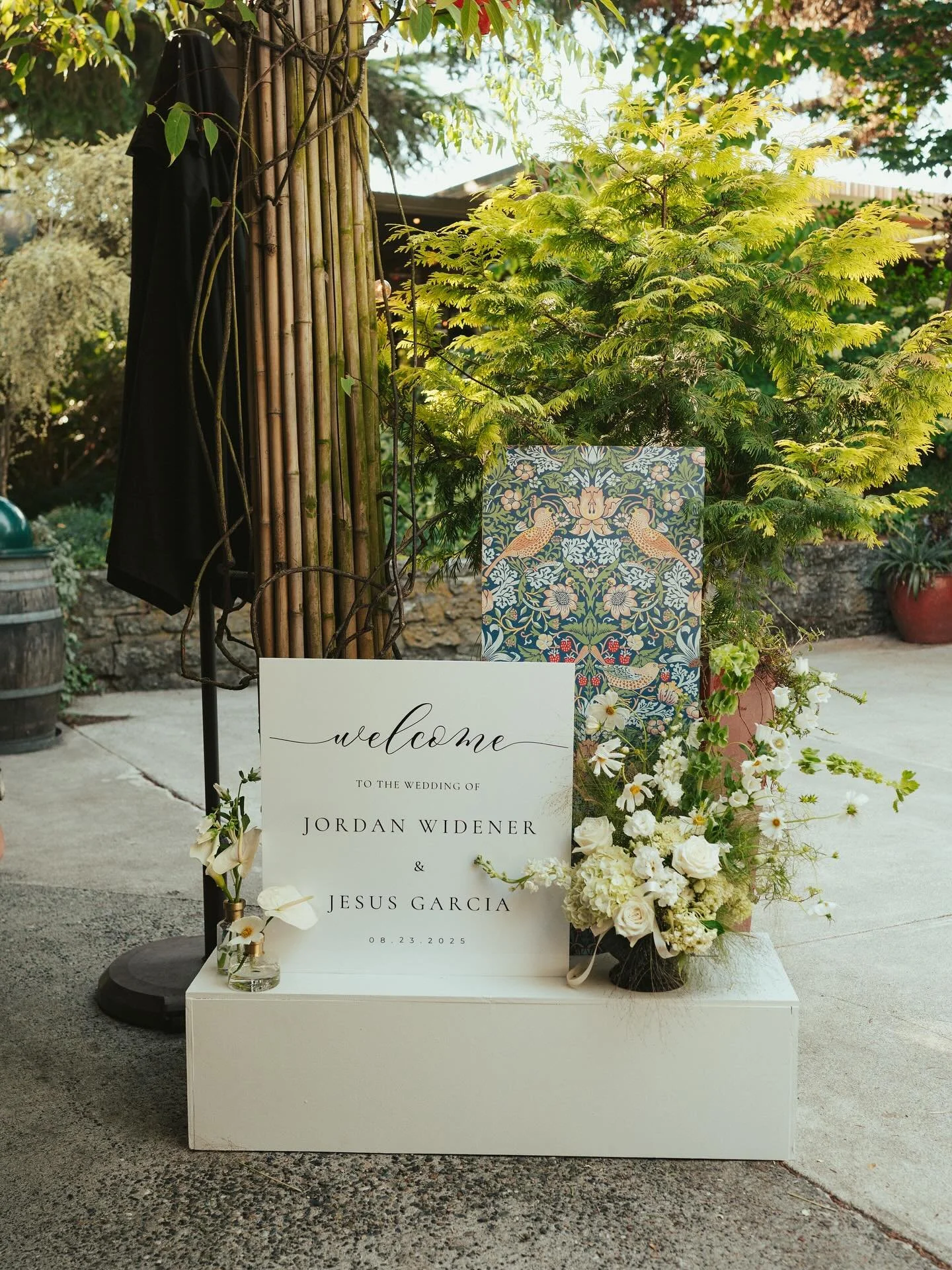 A timeless welcome rooted in artistry 🍓🕊️
Jordan &amp; Jesus chose William Morris&rsquo;s iconic 1883 Strawberry Thief motif to set the tone for their union &mdash; weaving heritage, romance, and beauty into every detail. A celebration where histor