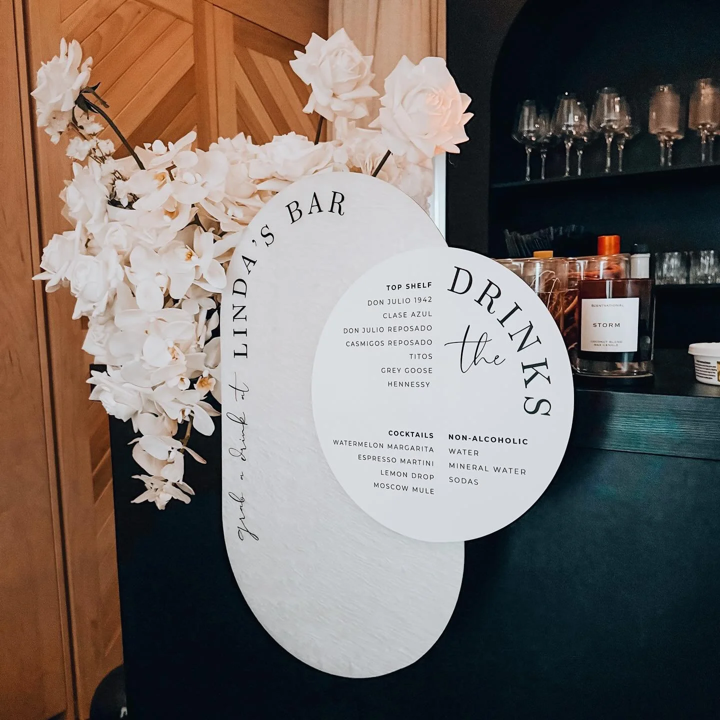 Pearl is officially my new obsession. Clean, modern, sculpted&hellip; this bar setup came out so dreamy. @lhing09 is a visionary! 
.
.
.
.
.
.
.
#weddingdecor #barmenusign #modernwedding #luxuryevents #seattlewedding #pnwwedding #eventrentals #aspens