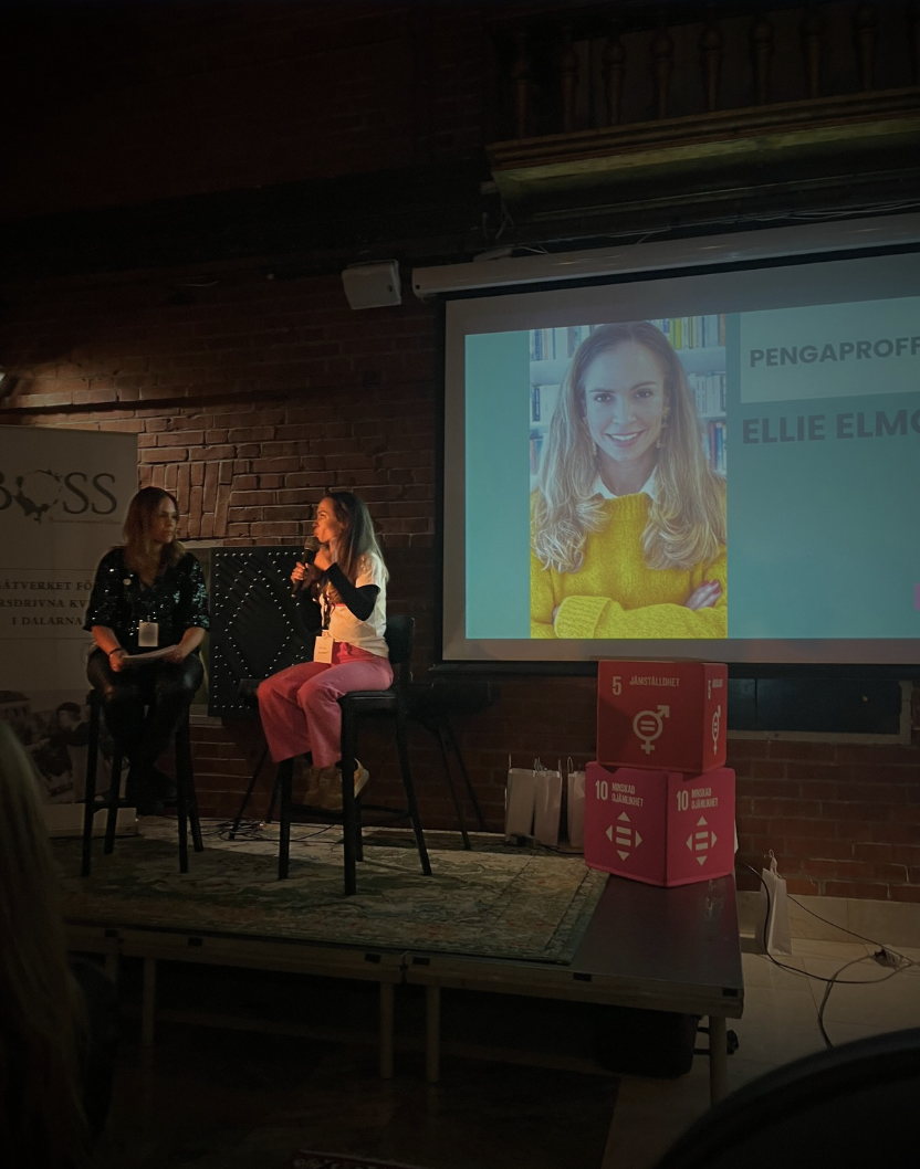 Ellie Elmondt på scenen om varför det är extra viktigt för kvinnor att ha kontroll över sin ekonomi. Event med Boss Business women på Quality Hotel Grand Falun.