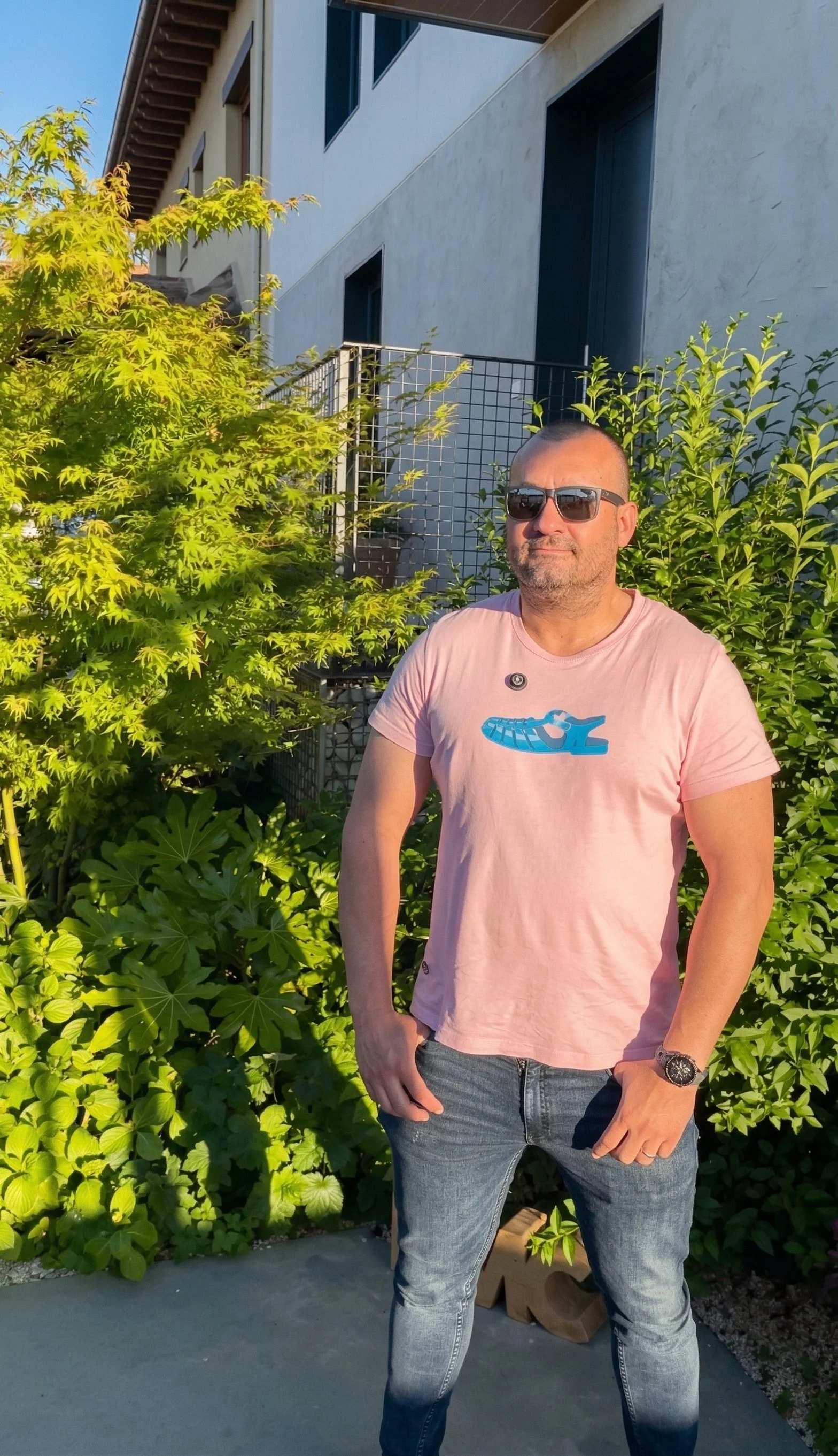 José Salinas, arquitecto y cliente, dando su testimonio sobre el diseño de su jardín sostenible y naturalista en Madrid por Paisajistas de Ribera. Imagen junto a un arce japonés y su vivienda PMC.