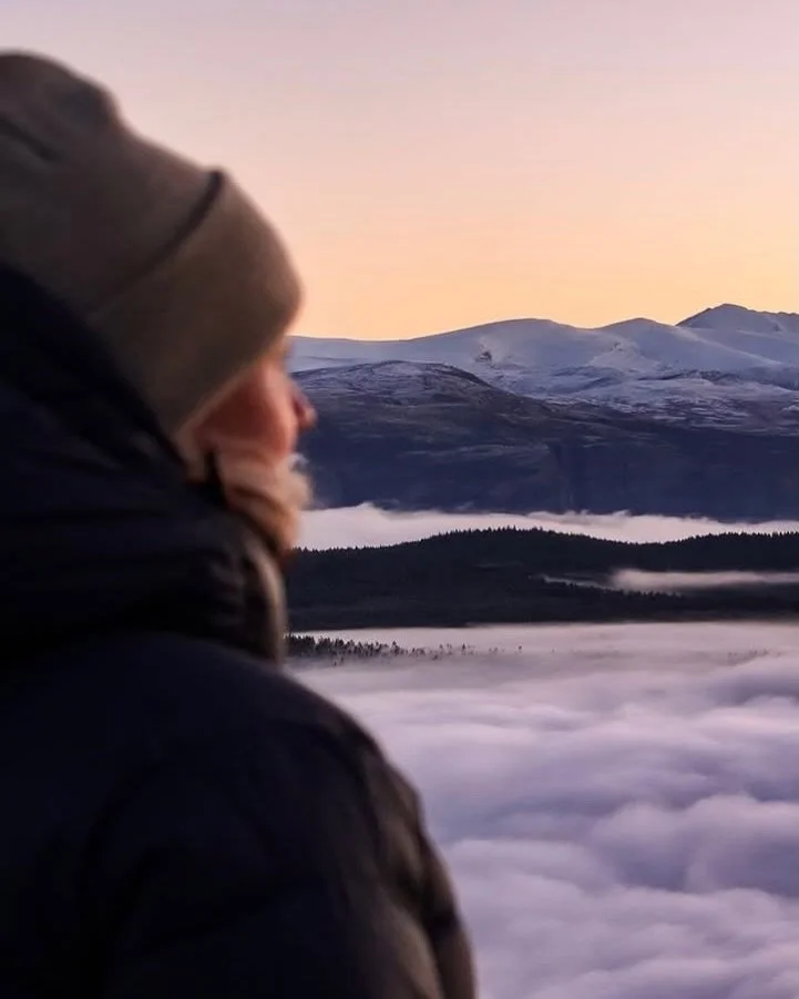H&oslash;yt til fjells, med panoramautsikt mot b&aring;de Rondane og Jotunheimen, finner vi setra til &Oslash;ystein og &Aring;sta R&oslash;hr Kleiven. Setra har v&aelig;rt i &Oslash;ysteins familie siden 1600-tallet, og n&aring; er paret klare for &
