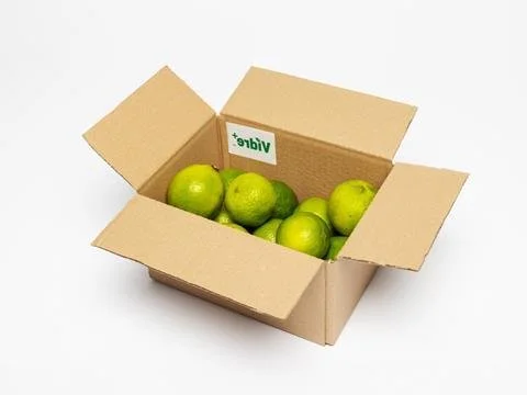 Une boîte en carton contenant six pommes vertes