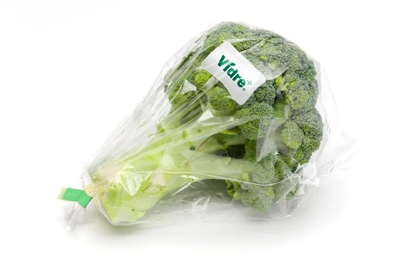Un bouquet de brocolis dans un sac en plastique transparent avec un label "VIARE".