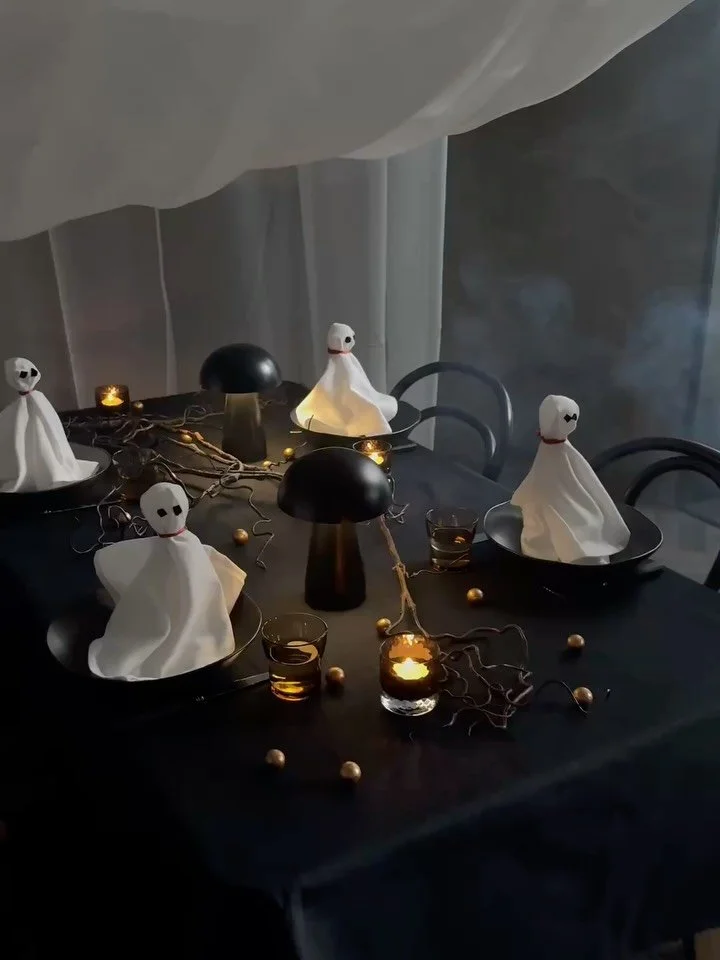 Fredag 31. oktober er det klart for årets mest uhyggelige kveld 👻
Med gresskar, lykter og levende lys lager du enkelt den perfekte Halloween-stemningen.
Hos @princess_interior finner du alt du trenger for å dekke et skummelt festbord! 🎃