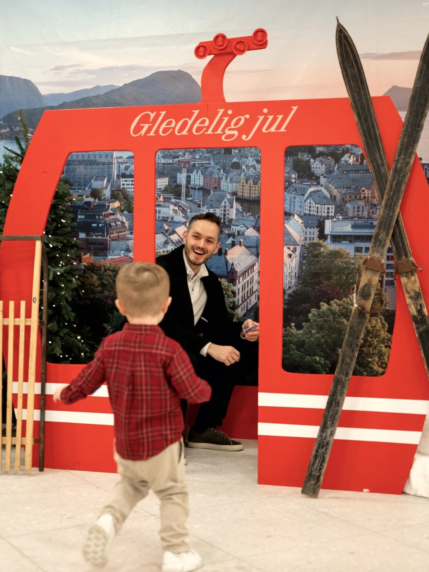 Siste helgen f&oslash;r jul 🎄 Kom innom og f&aring; gjort unna det siste f&oslash;r julen ringes inn!
&Aring;pningstider: Fredag: 10&ndash;20 L&oslash;rdag: 10&ndash;18 S&oslash;ndag: 14&ndash;19
P&aring; s&oslash;ndag er ogs&aring; postkassen til n