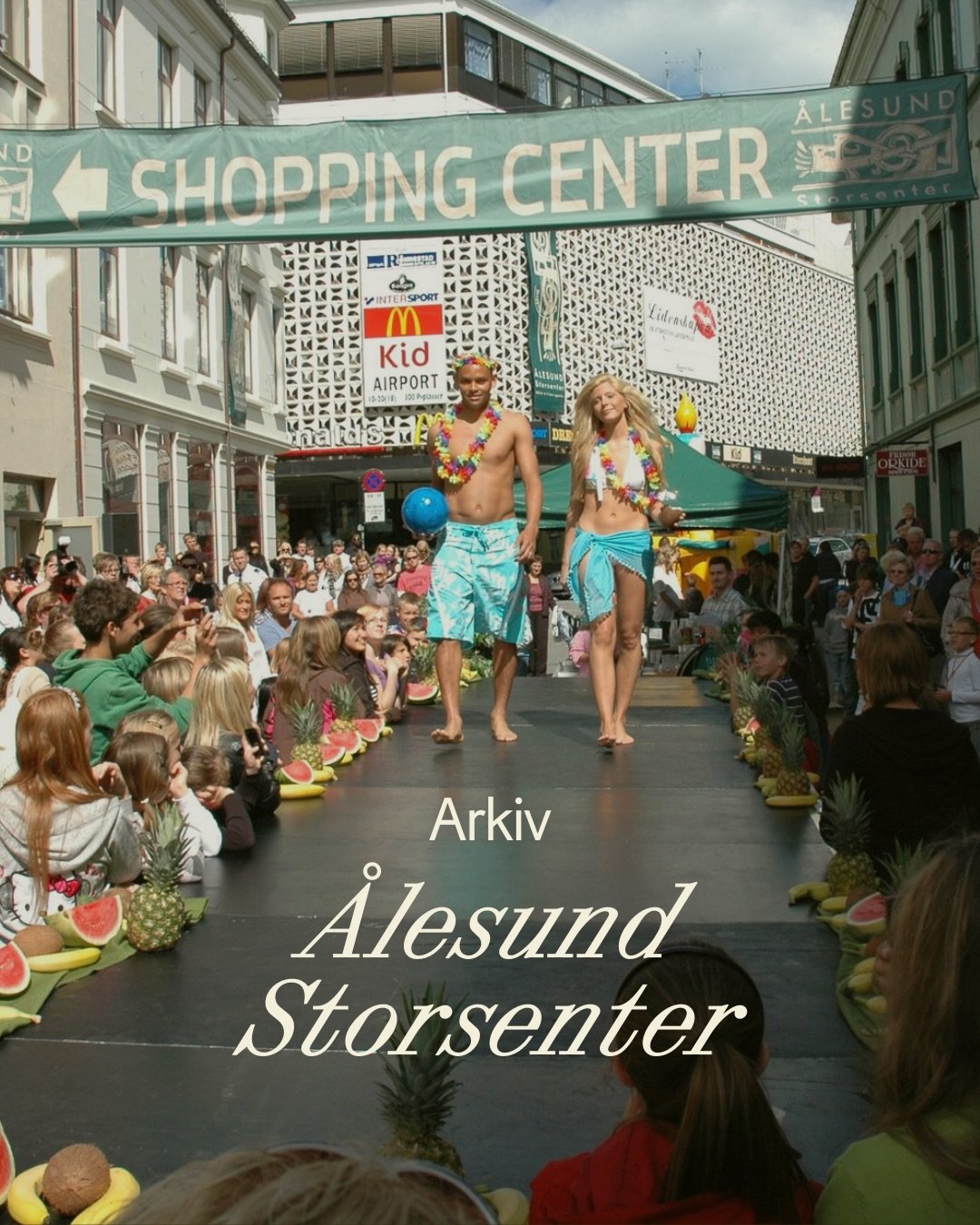 I dag starter &Aring;lesunds Historiske Dager, og i den anledning har vi snoket i arkivet til senteret 💛 Her finner vi &aring;r etter &aring;r med yrende handel i byen - morsomme p&aring;funn, lojale kunder og butikker som har satt sitt preg p&aring