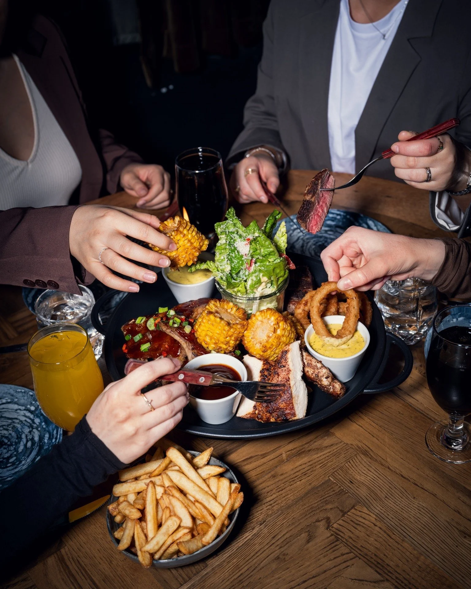 Skal du se Brosundet Brenner🔥 
Gj&oslash;r det enkelt &ndash; ta middagen hos @egonalesund  f&oslash;rst 🍽️
God mat, avslappet stemning og midt i sentrum &ndash; perfekt f&oslash;r kvelden fortsetter 
#smphandlelokalt #alesundstorsenter