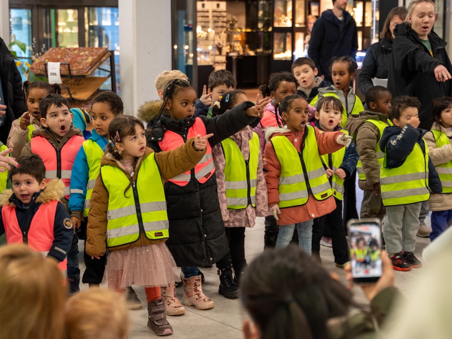 I dag er det Barnehagens dag 🌸 Vi har hatt hyggelig bes&oslash;k av Jugendby barnehage, som kom og sang for oss &ndash; stor stas!
Etterp&aring; ble det god stemning hos Egon, med pizza til de flinke barna 🍕✨
Tusen takk for bes&oslash;ket! 💛
