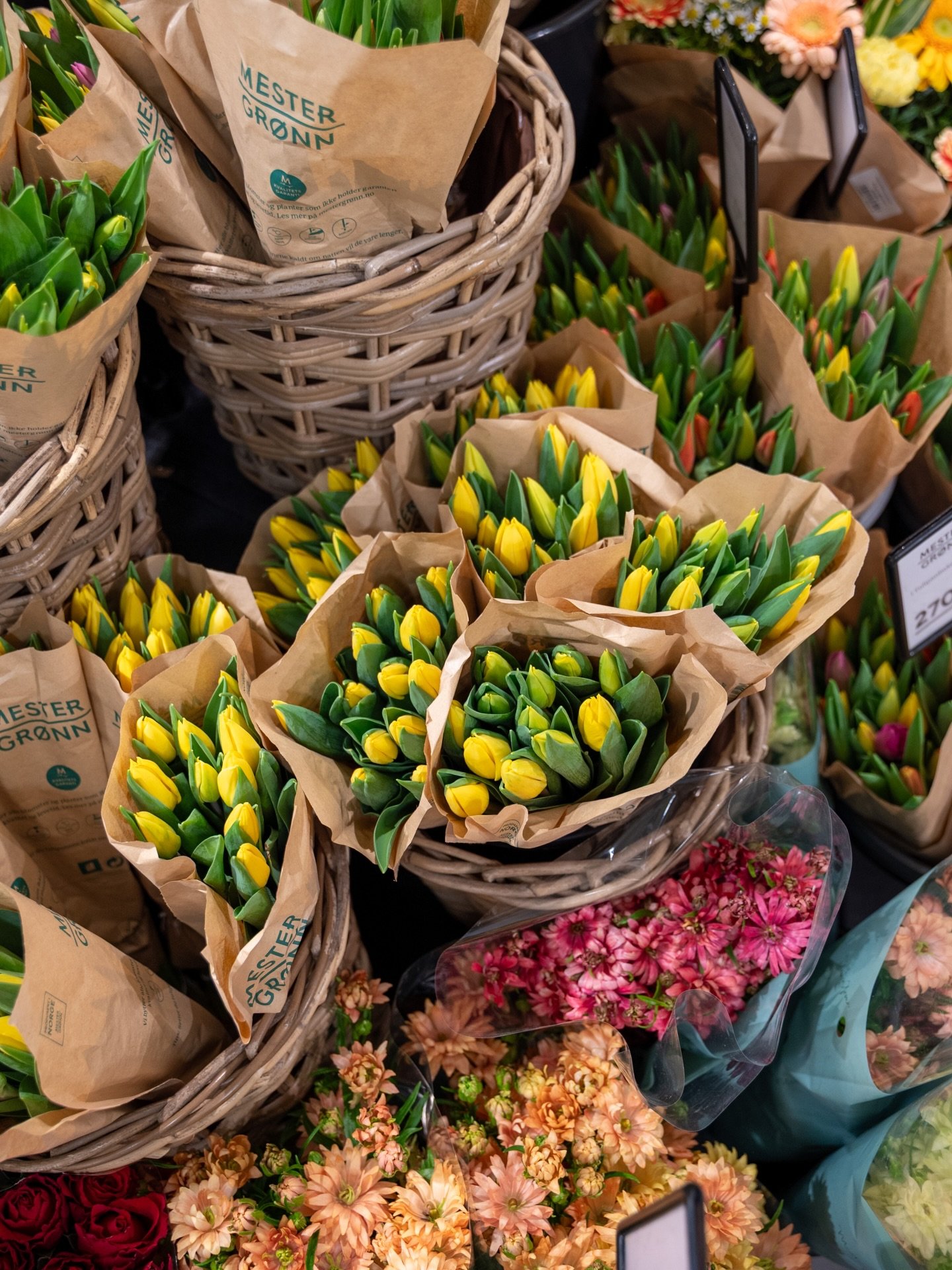 P&aring;skestemning hos oss 🐣💛
Sm&aring; glimt fra senteret &ndash; med koselige &oslash;yeblikk, fristelser og den gode f&oslash;lelsen av p&aring;ske i sentrum
Vi &oslash;nsker alle v&aring;re kunder en riktig god p&aring;ske ✨
#smphandlelokalt #