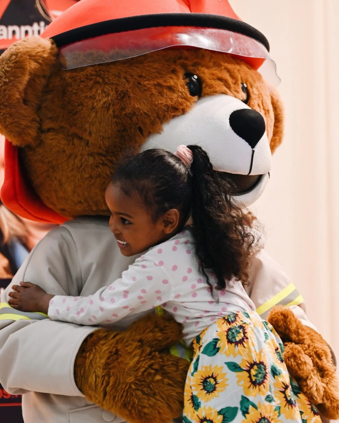 M&oslash;t og hils p&aring; Brannbamsen Bj&oslash;rnis hos oss 🐻🚒

L&oslash;rdag 9. mai kl. 12&ndash;13 kan barna m&oslash;te en ekte helt, ta bilder og f&aring; en klem 💛

Gratis og for alle barn &ndash; vi gleder oss 🎉

#smphandlelokalt #alesun