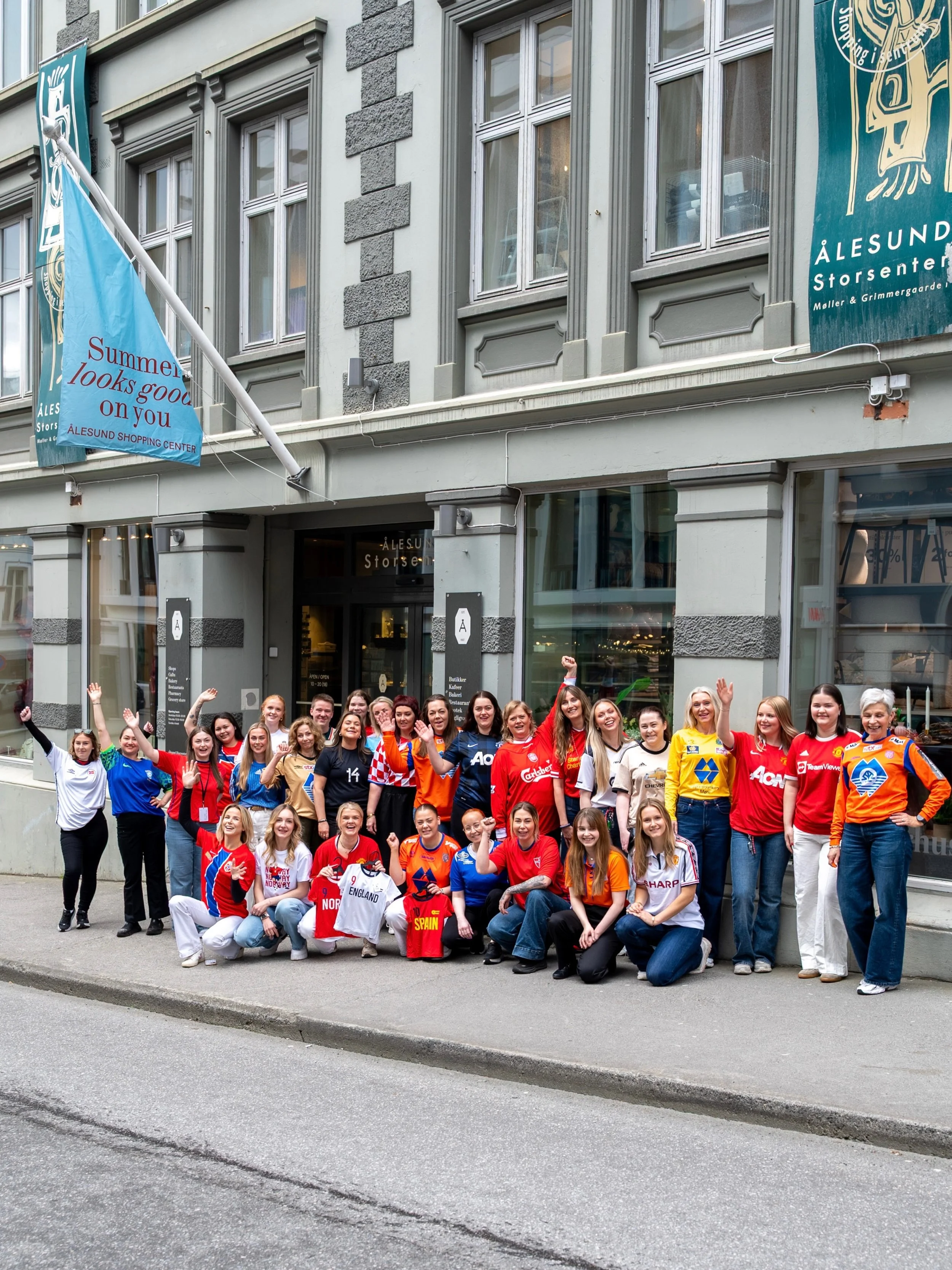 &Aring;lesund Storsenter stiller opp p&aring; Fotballtr&oslash;yeFredag ⚽💙

#fotballtr&oslash;yefredag #alesundstorsenter #smphandlelokalt 

@sbmno @barnekreftforeningen @barnekreftforeningen_m.og.r @bypatrioten