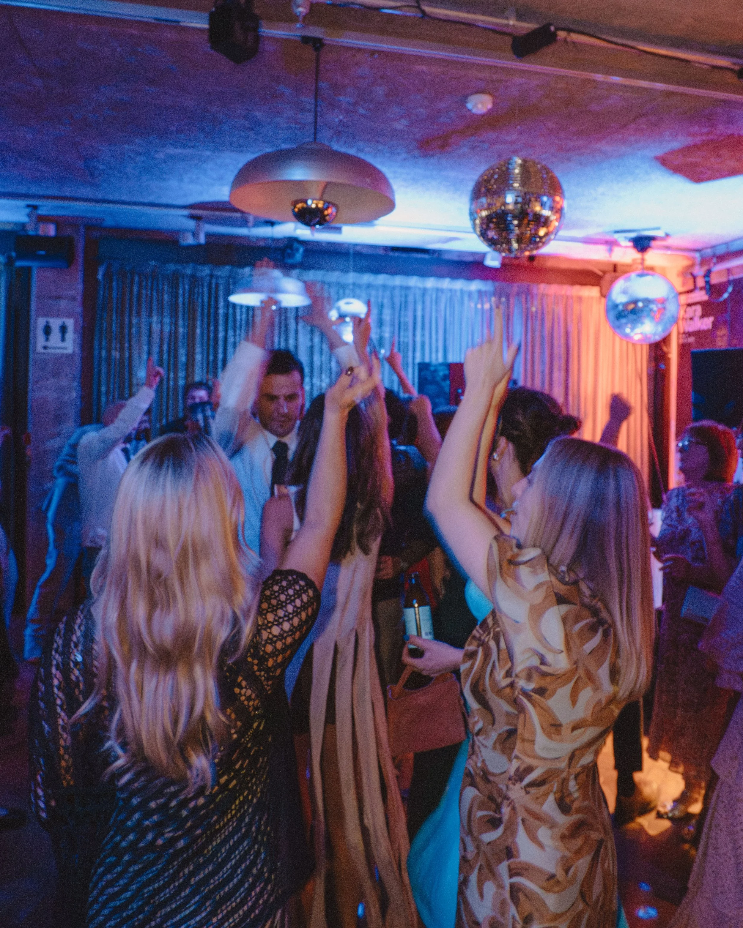 H&J - Disco - Hands in the air.jpg