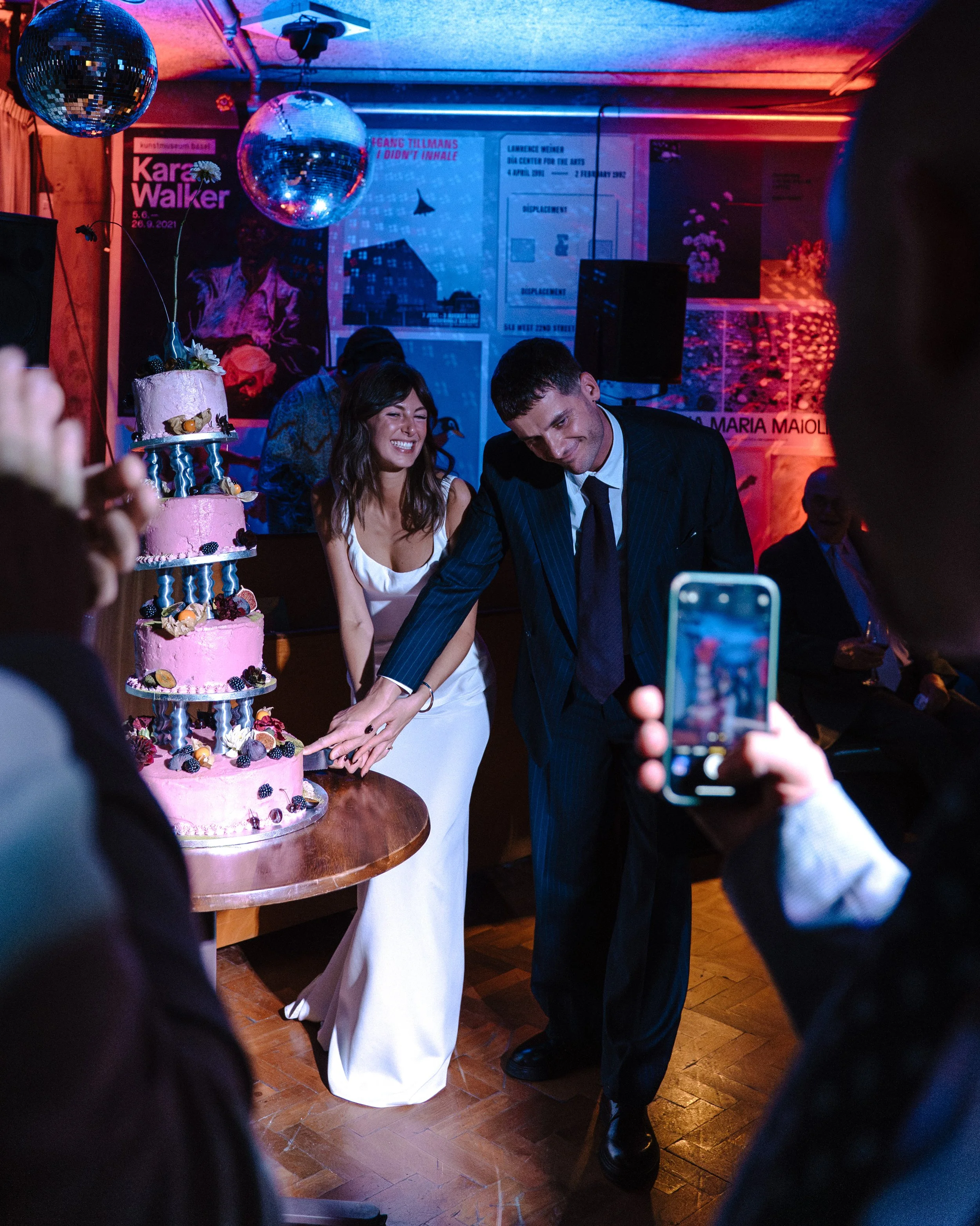 H&J - Cake Cutting - Cutting the cake 2.jpg