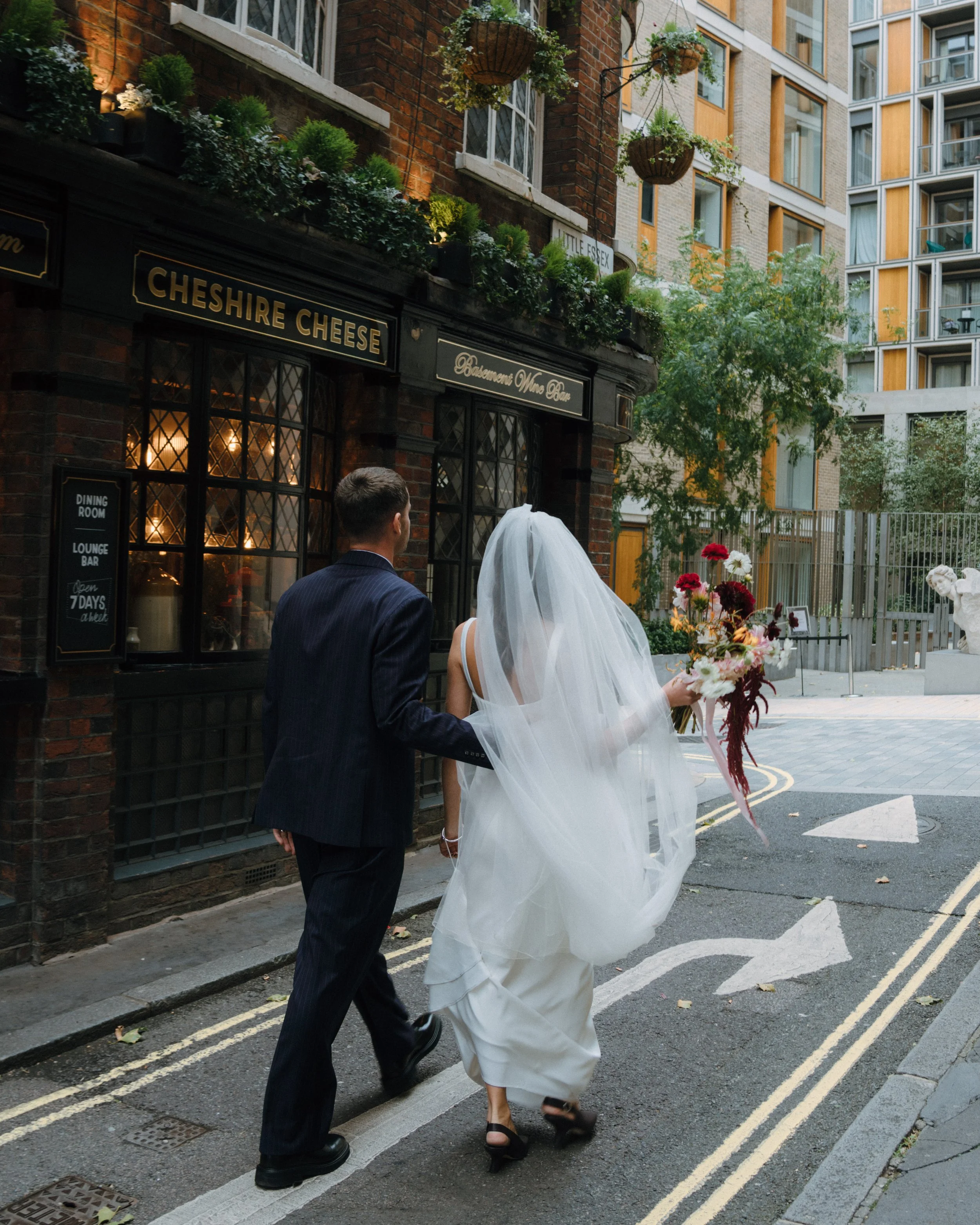 H&J - Couples Shoot - Past the Cheshire Cheese.jpg