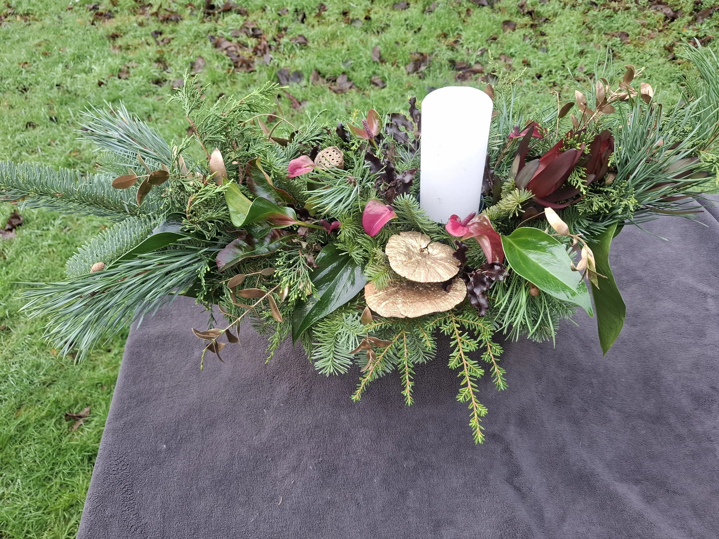 Large Gold vase with 1 LED pillar candle_20251213_112909.jpg