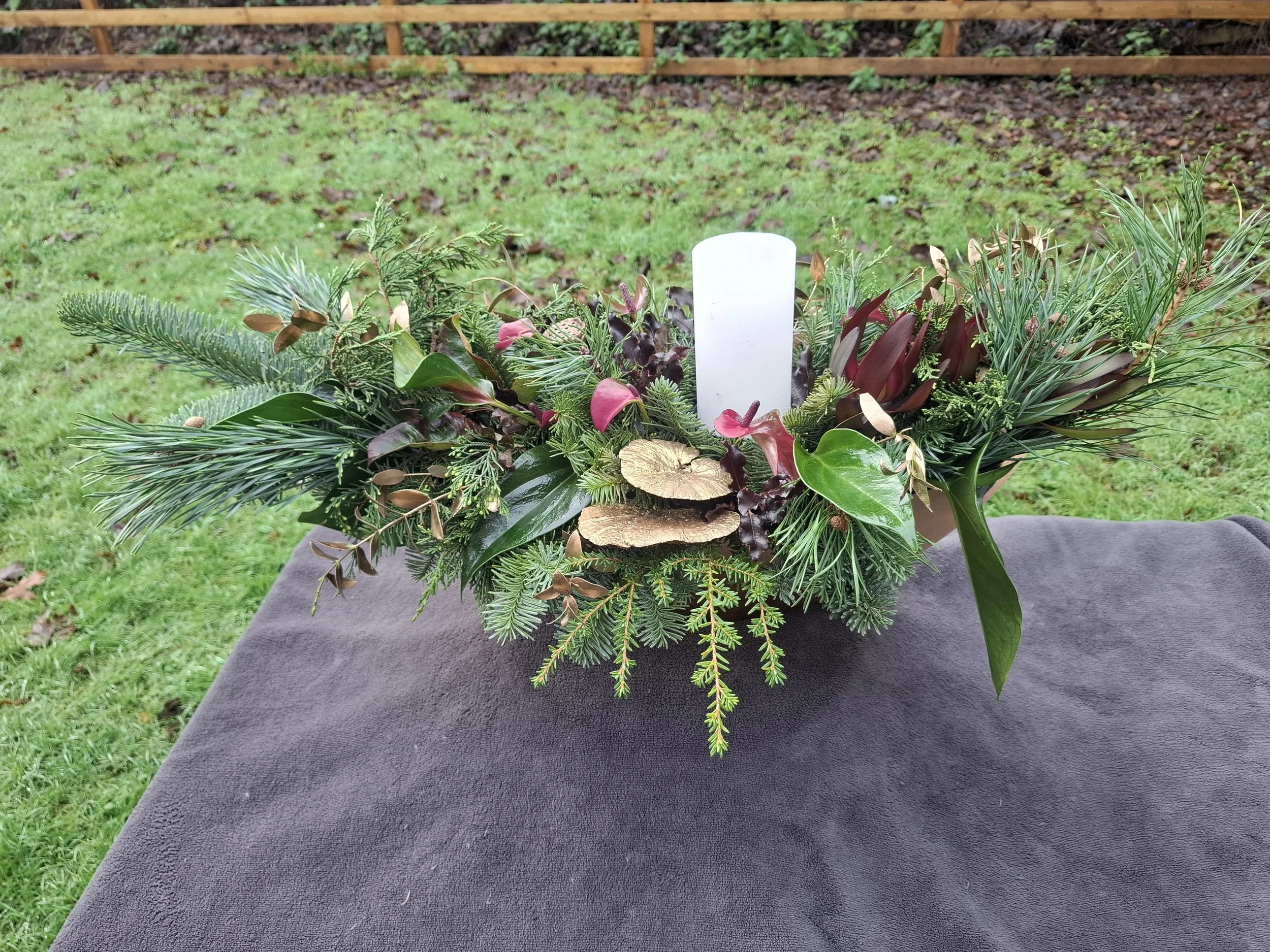 Large Gold vase with 1 LED Pillar candle_20251213_112806.jpg