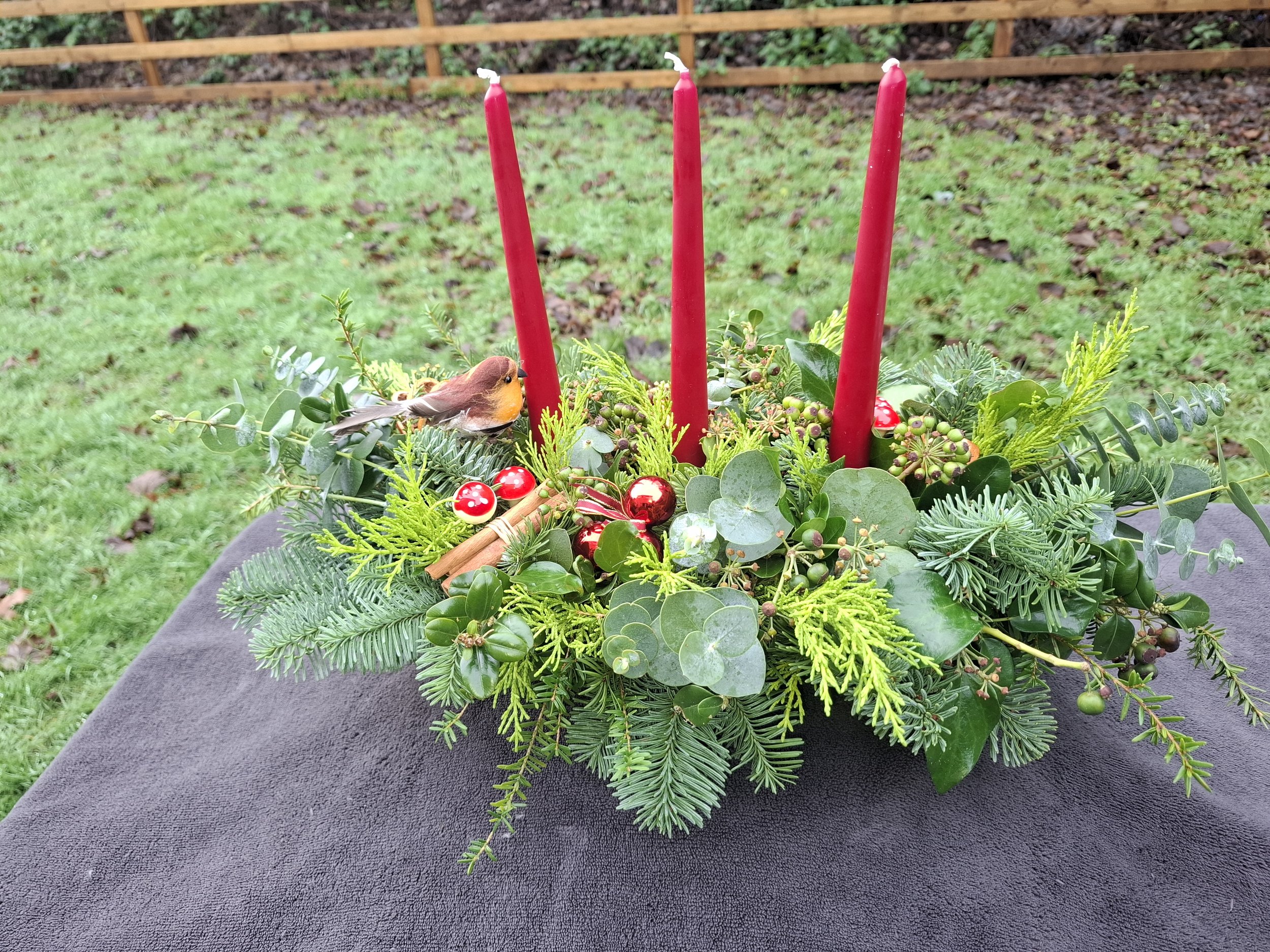 3 wax dinner candle red arrangement with robin_20251213_113511.jpg