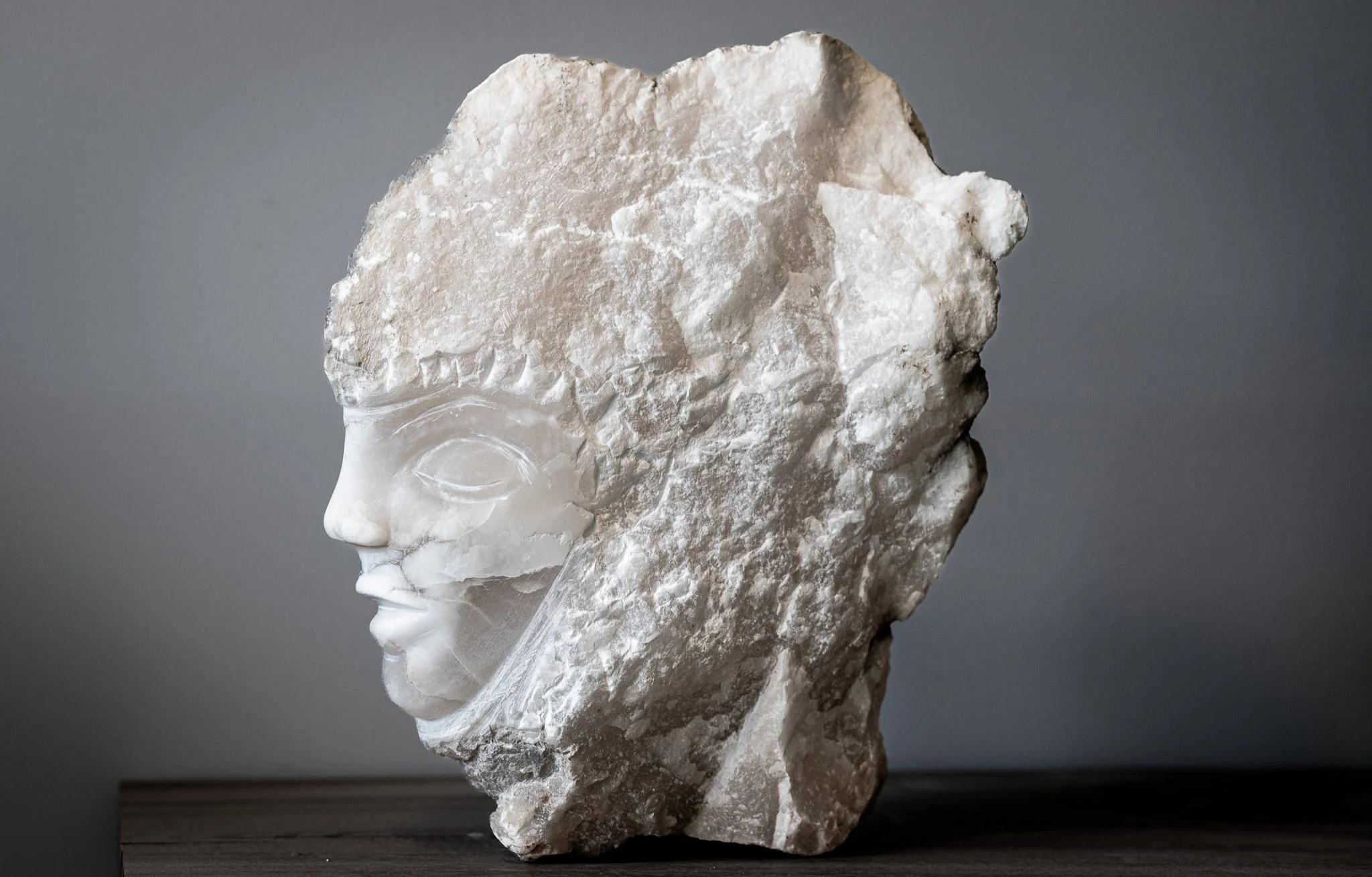 Skulptur i vit Alabaster av Tindra Englund.