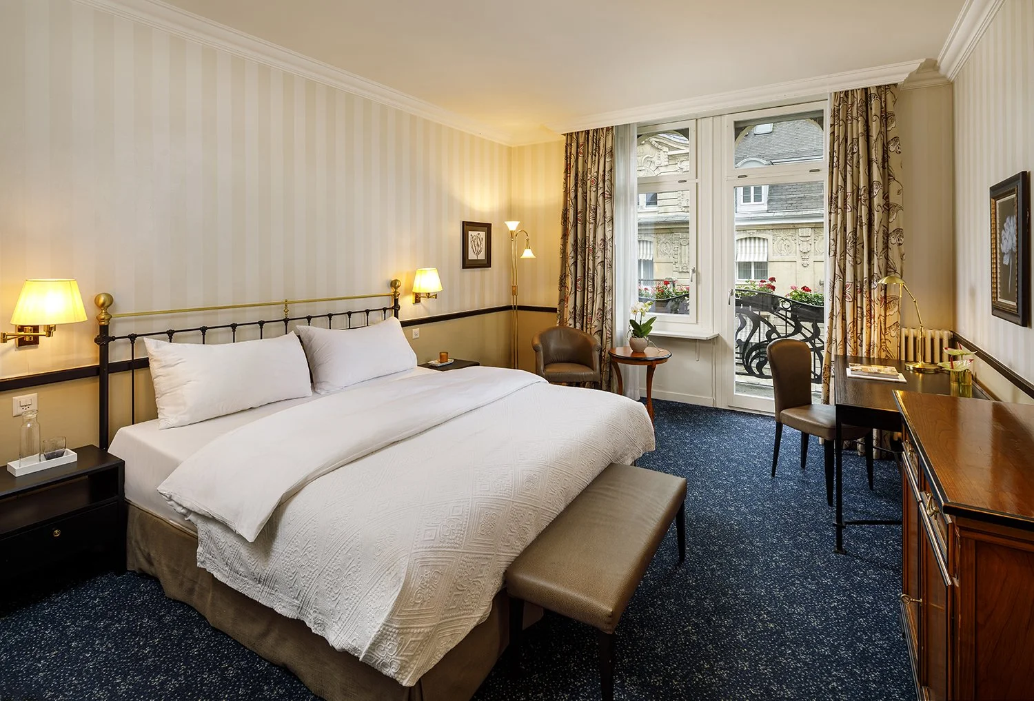 Modern, stylishly furnished double room  with balcony, desk and seating area