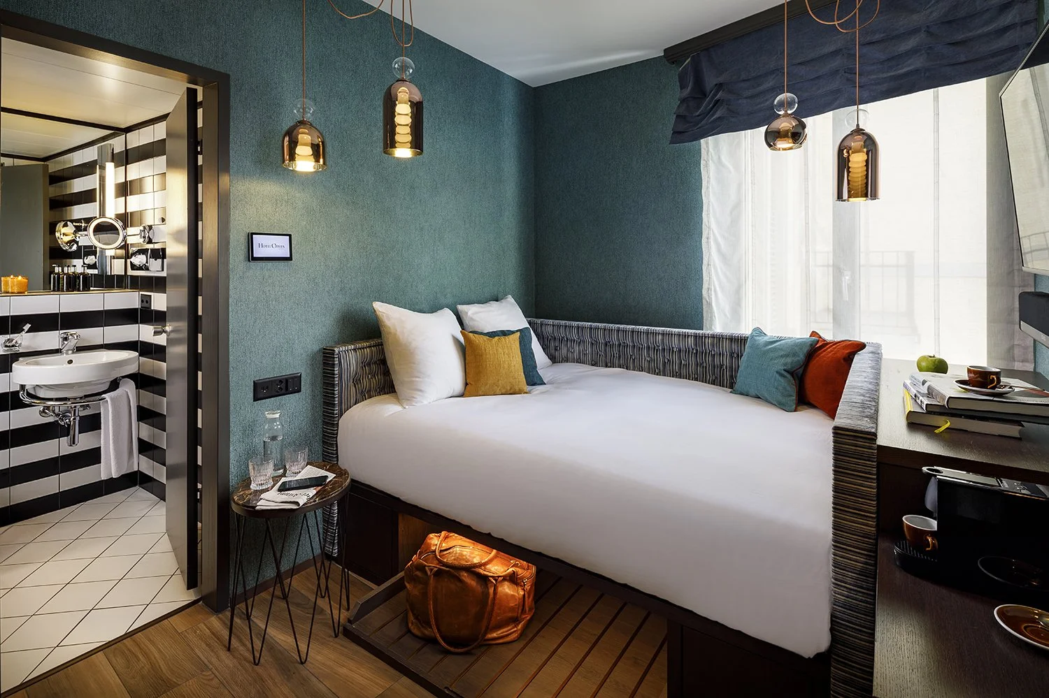 Modern, stylishly furnished single room with  coffee corner