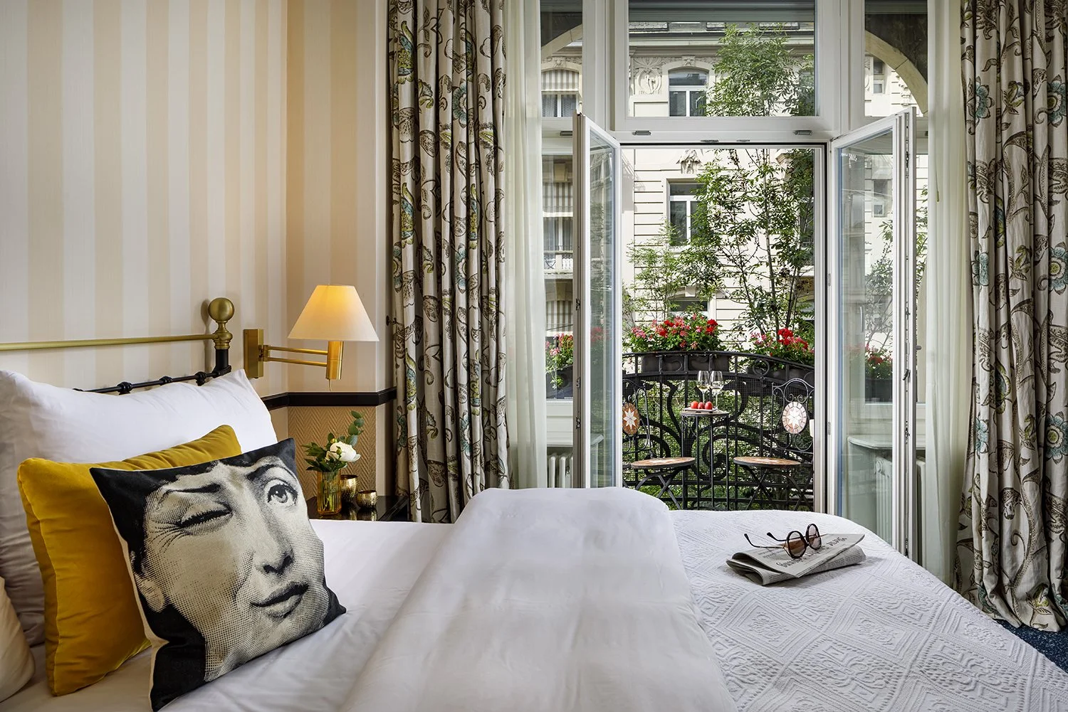 Modern, stylishly furnished double room  with a view of the balcony