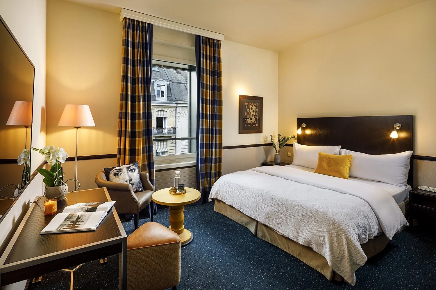 Modern, stylishly furnished double room 
with desk and seating area