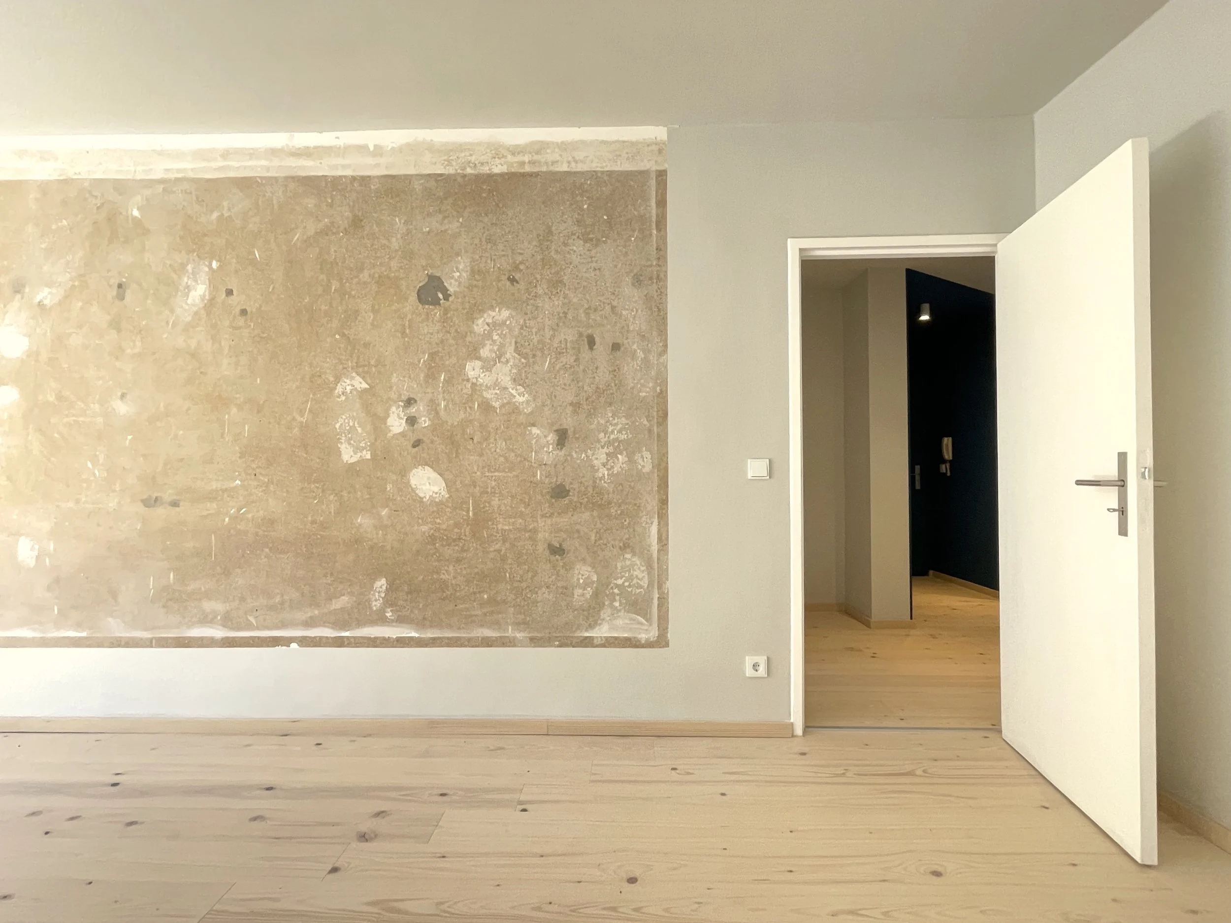 This freshly refurbished 3-room apartment at Herrfurthstraße 19 combines modern design with urban lifestyle