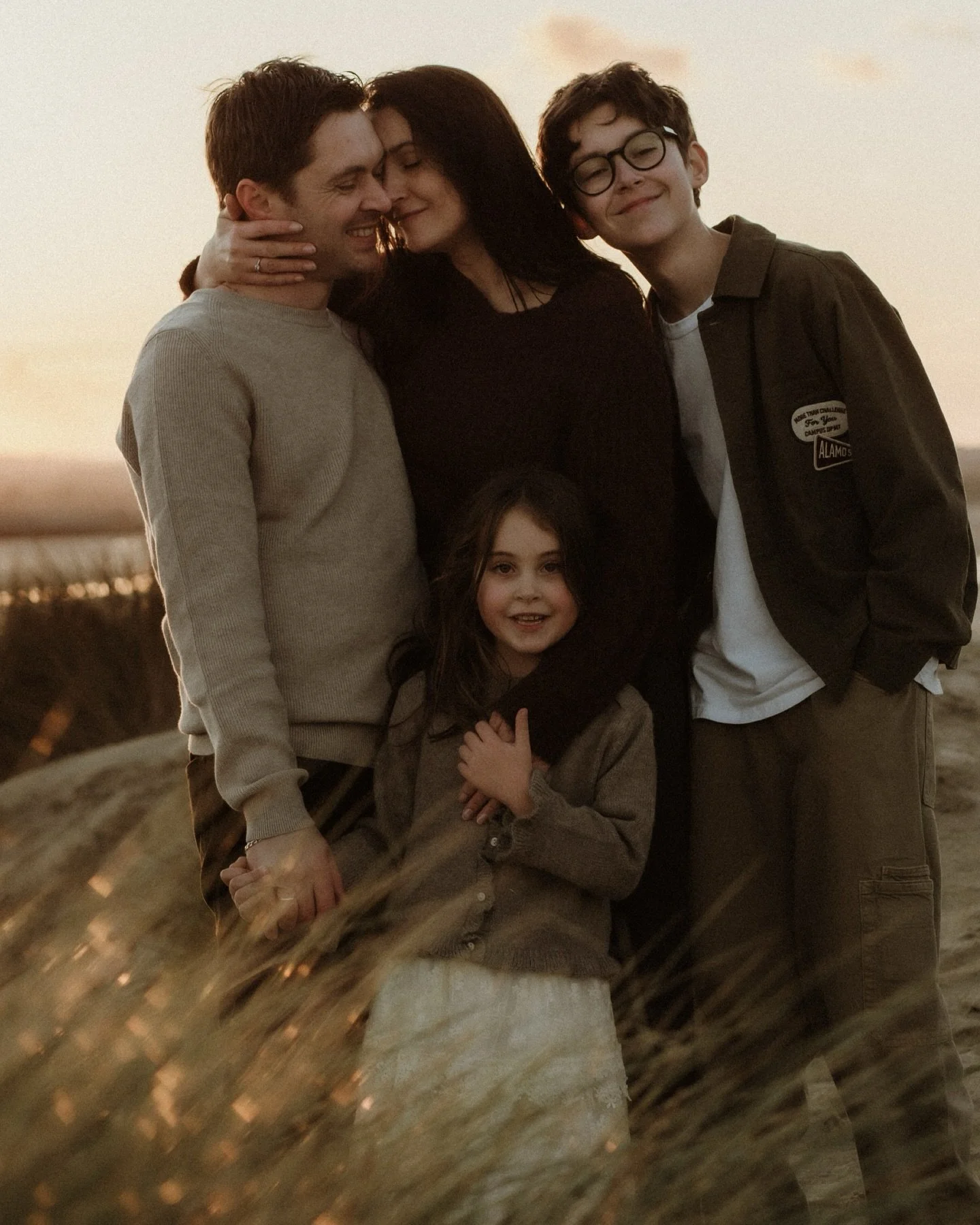 Golden sand, stunning skies &amp; families wrapped in the calm of early winter✨ Family sessions are about slowing down and being present in the moment 

#familyphotographer #familyportrait 
#storytellingphotography #cambersands 
#eastsussexphotograph