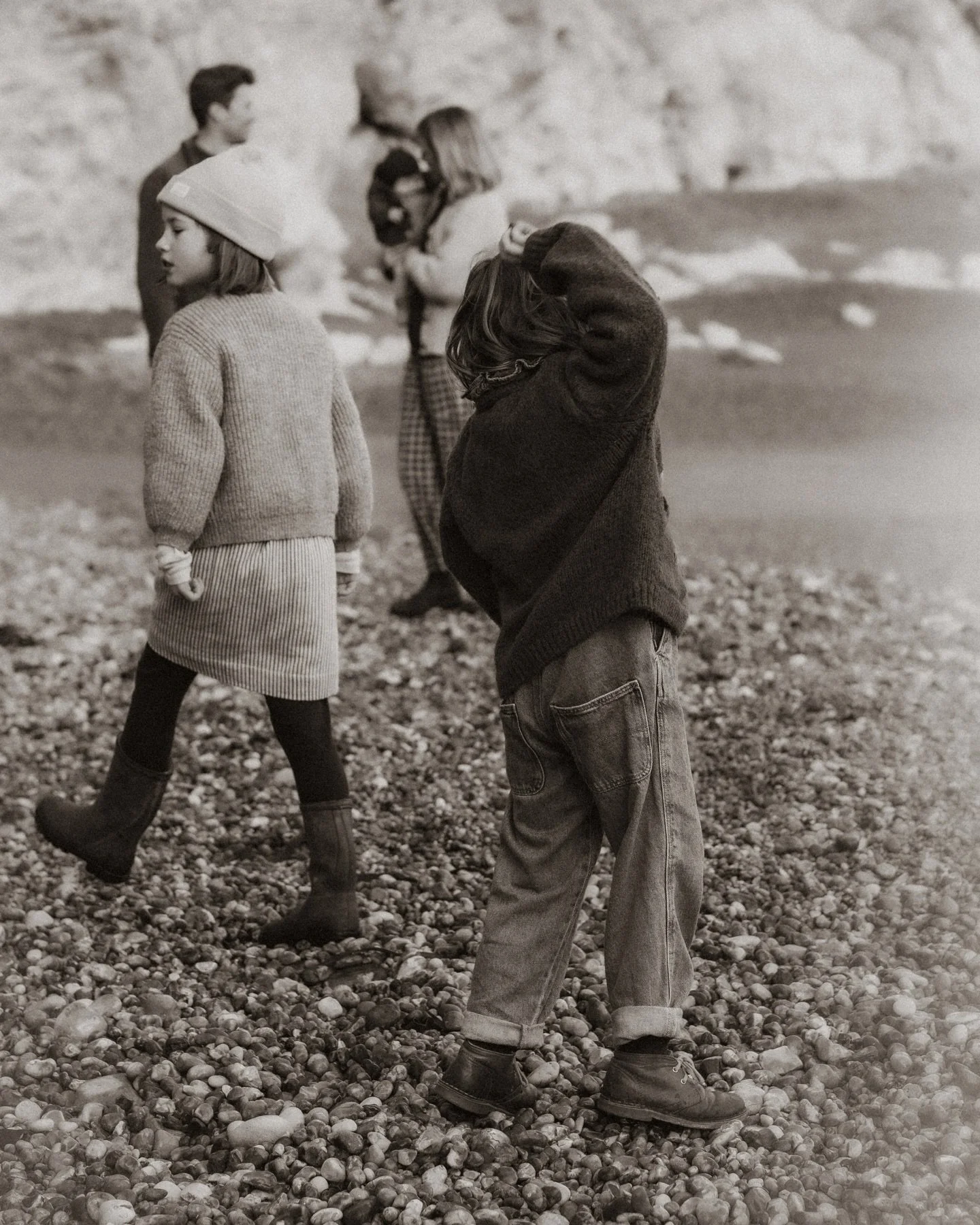 A trip to this stunning part of the country in Dorset capturing the lovely @thewedgekids family . After a little five minute shower, we were blessed with some beautiful light✨ down on the iconic Durdle Door beaches . 

TLBU with @albalone 

#eastsuss