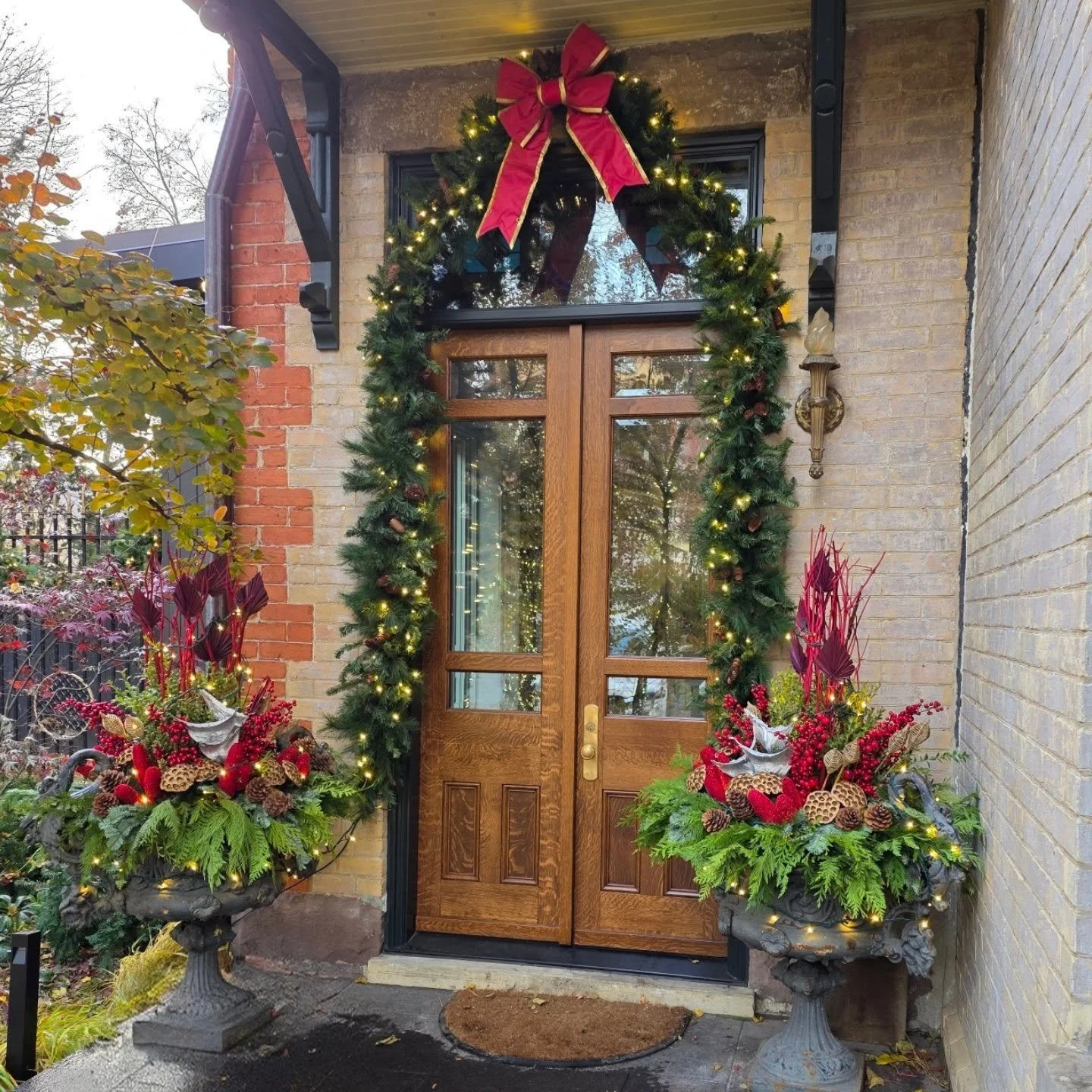 A look at some of this season&rsquo;s winter planters. Fresh greens, rich colors, and a bit of structure help to carry these spaces through the cold months.

Designed by the very talented @alba.lbns