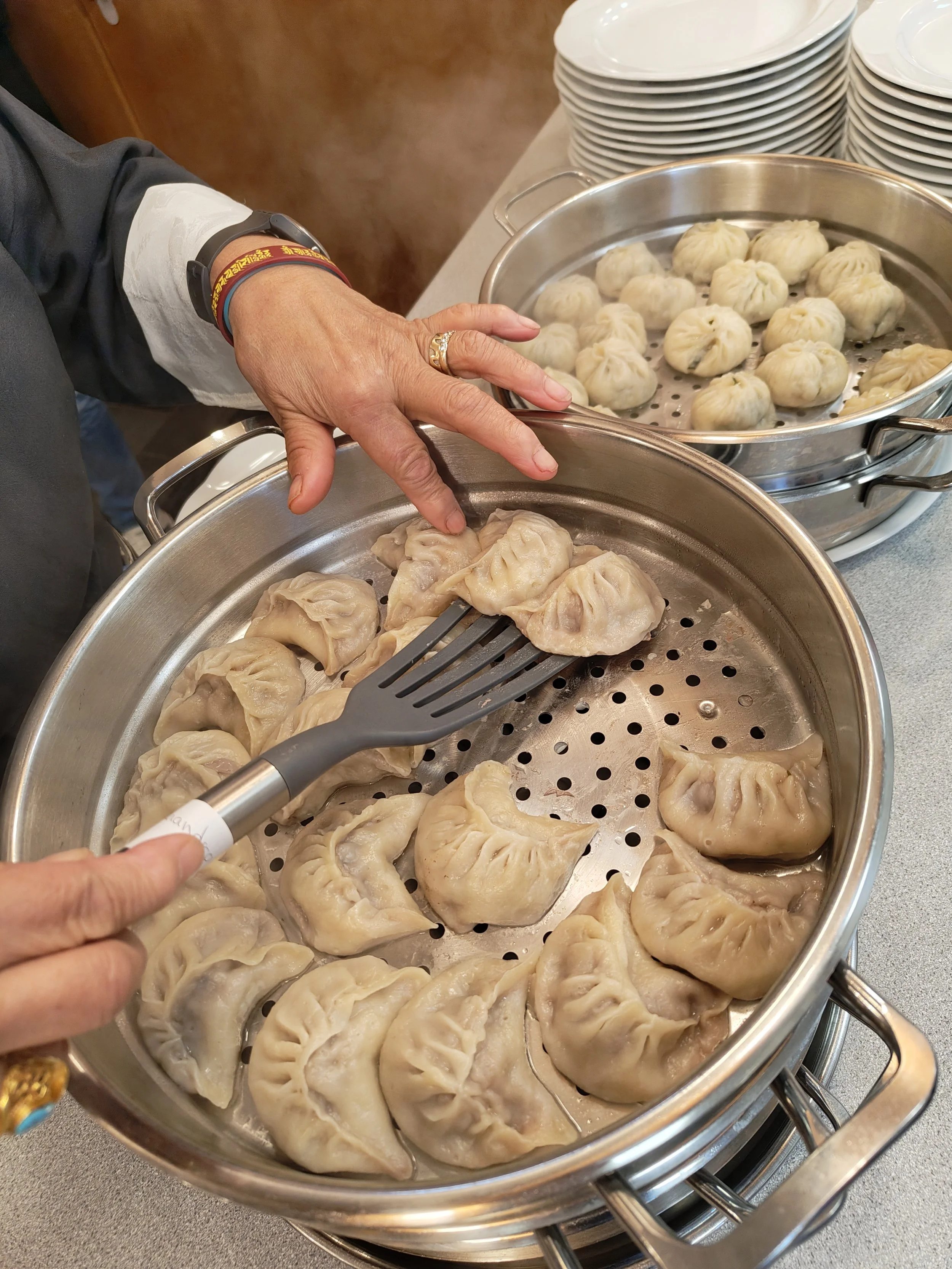 Dämpfen von Bio-Rind und Vegi Momos von Momofaktur.ch in einem klassischen Dampftopf.