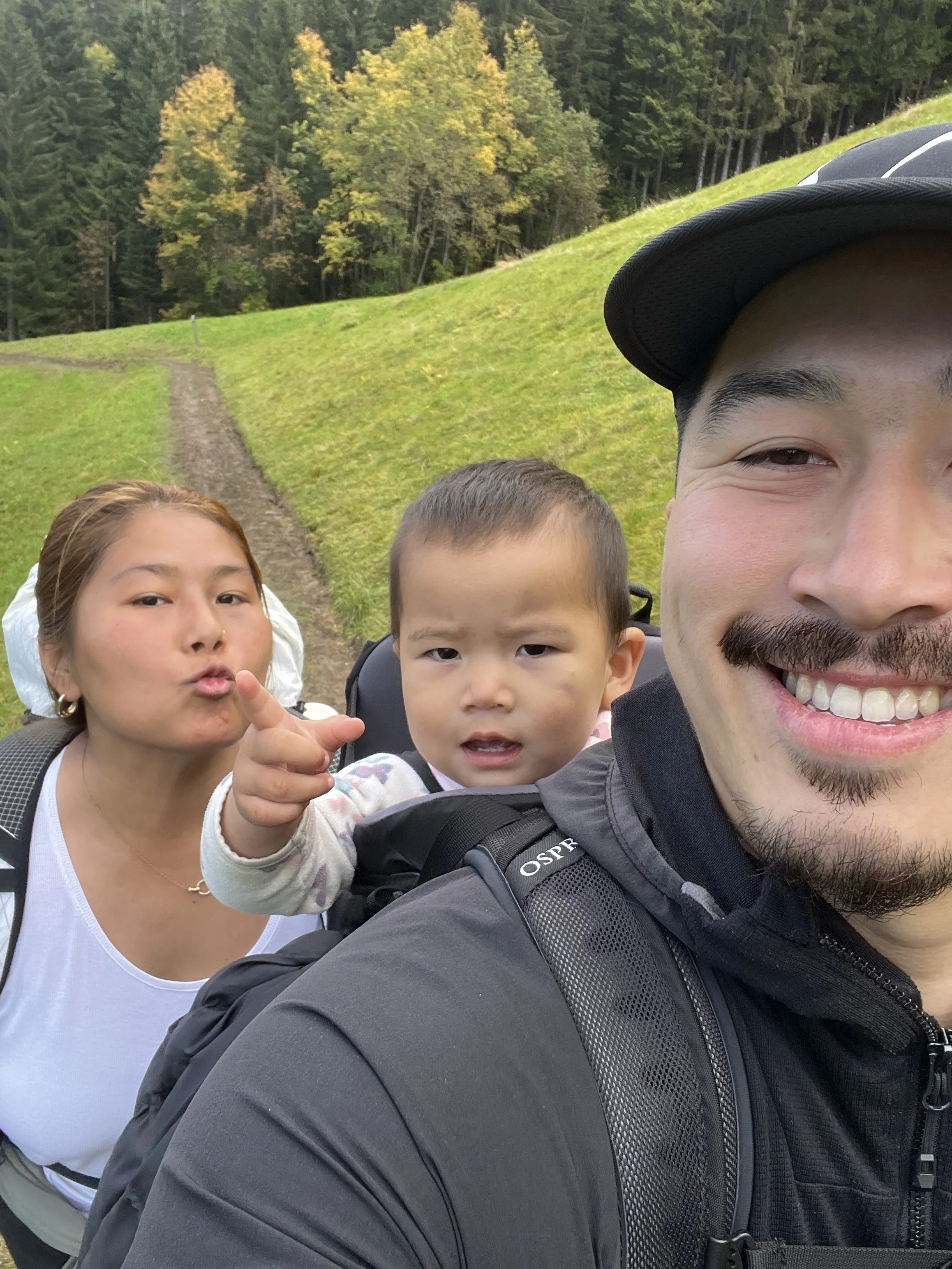 Momofaktur Familie auf einer Wanderung.