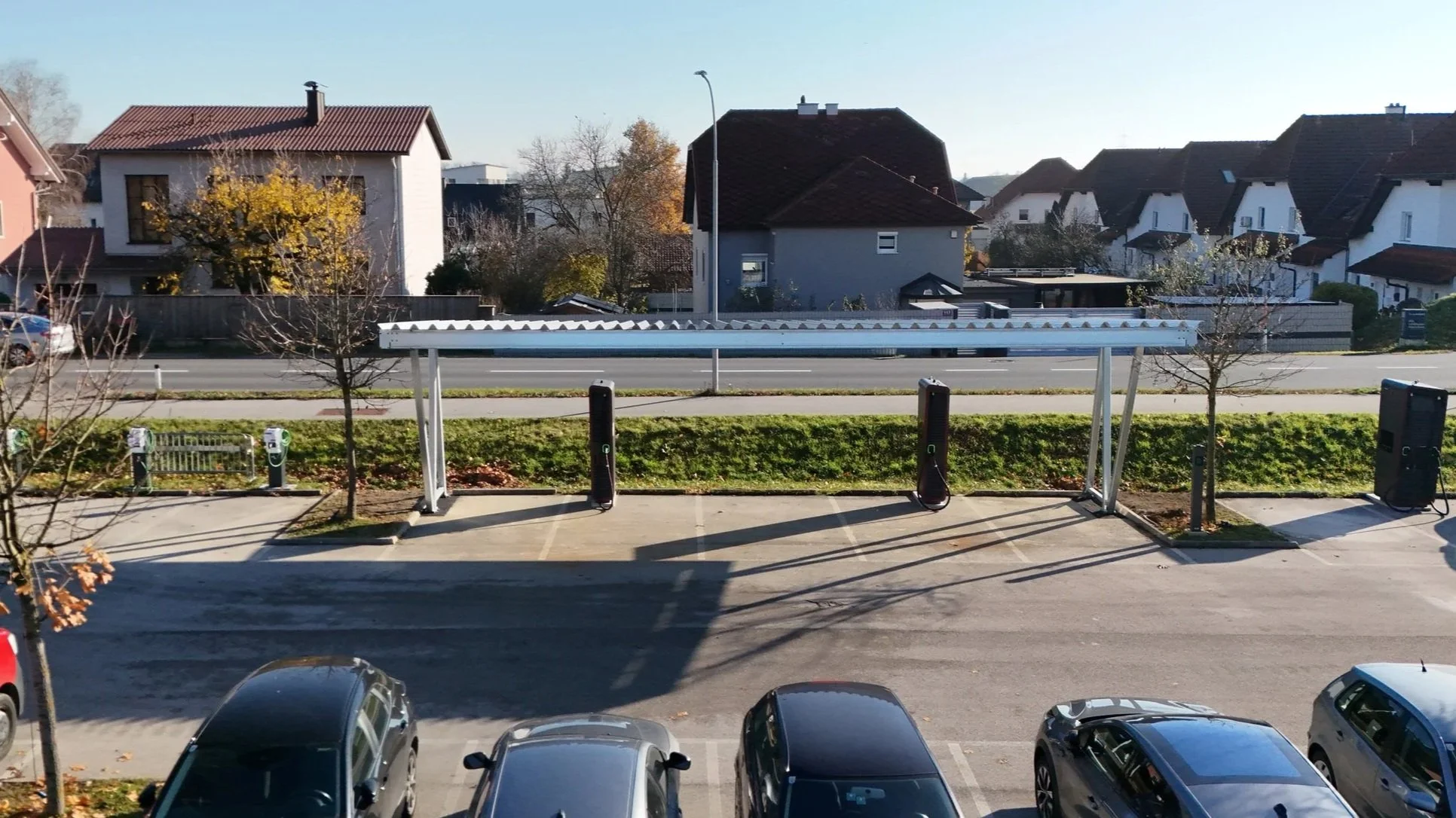 Solar-Carport mit Trapezblechdach und PV-Modulen am Firmenstandort Klampfer in Leonding