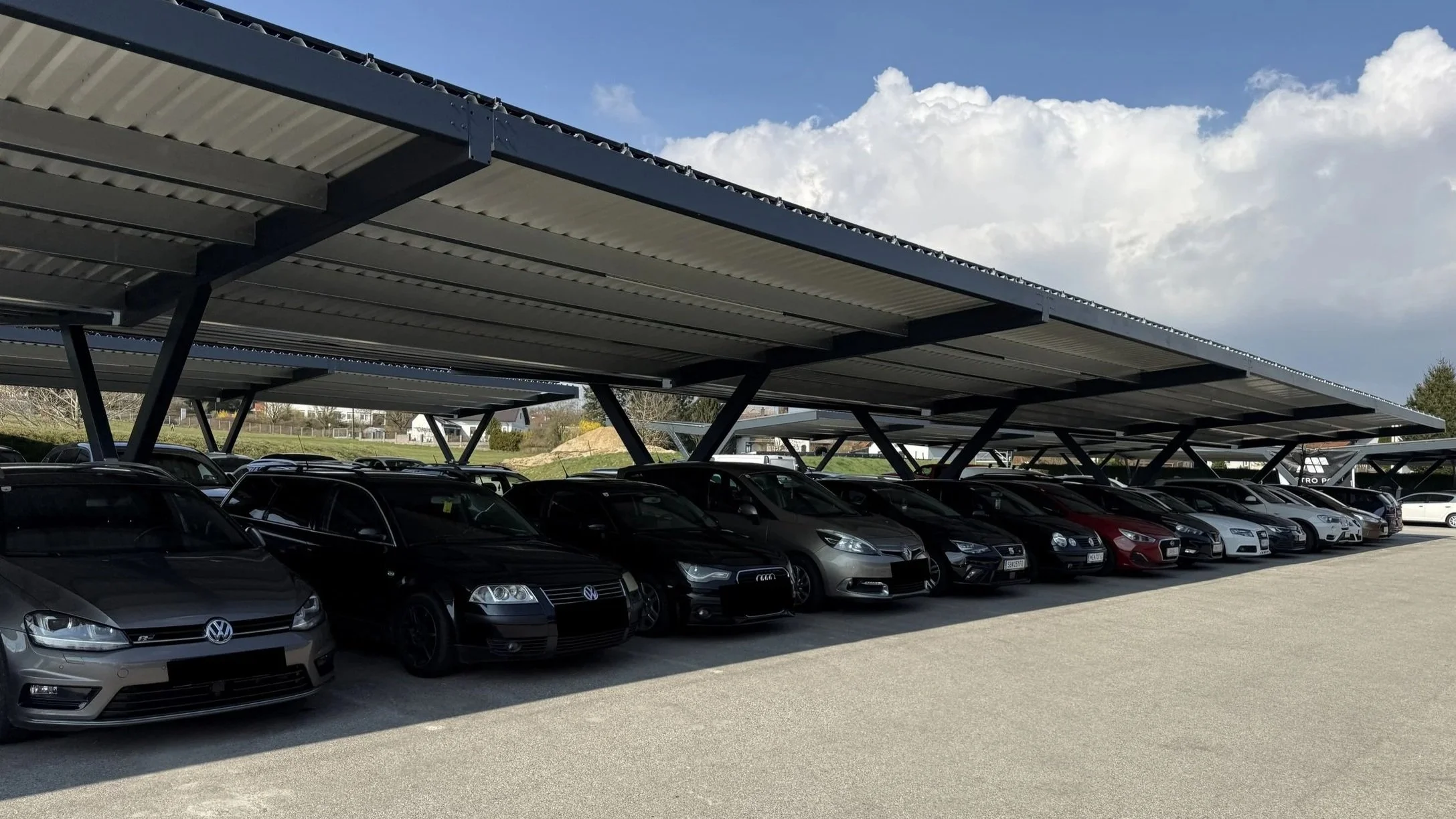 Solarcarport in Niederösterreich von Austroport für die Bäckerei Haubis