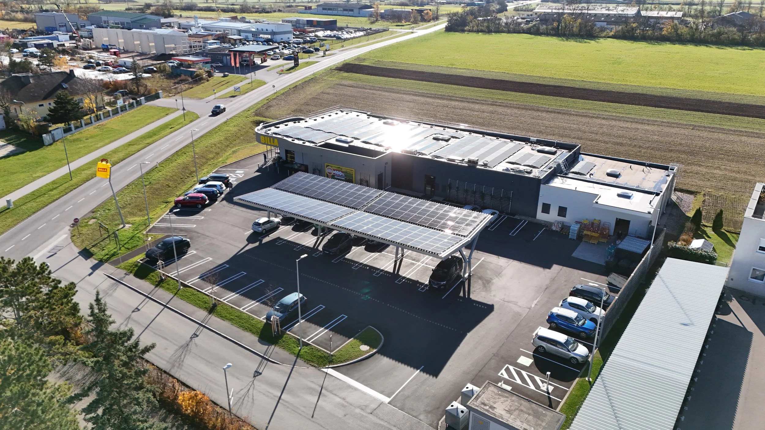 Nachhaltiger PV-Carport beim Billa in Matzendorf zur Stromerzeugung und CO₂-Reduktion im Einzelhandel in NIederösterreich